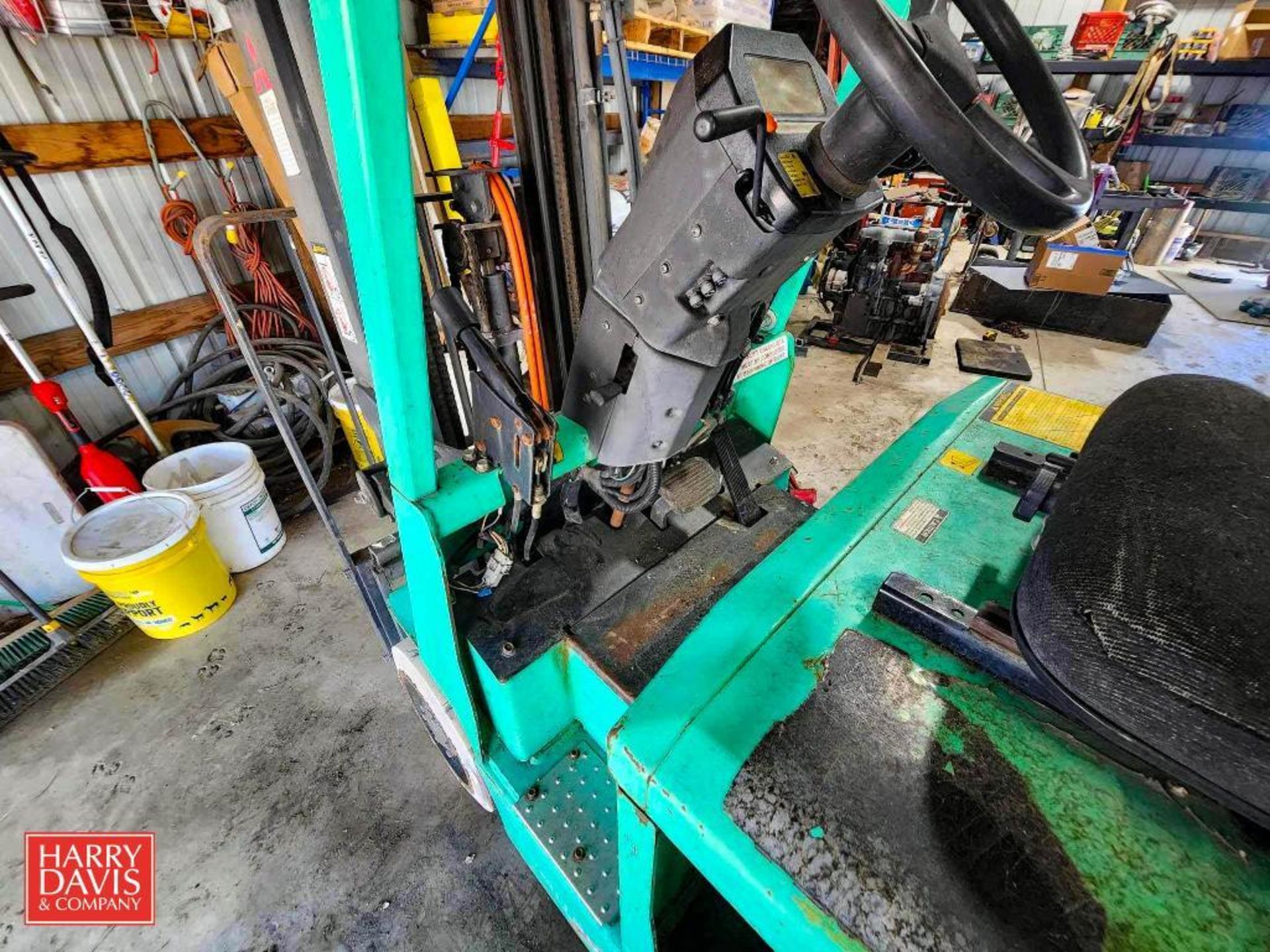 Mitsubishi 2,650 LB Capacity Sit-down Forklift, Model: 2FBC18, S/N: A2BC1-60149 - Rigging Fee: $350 - Image 6 of 14