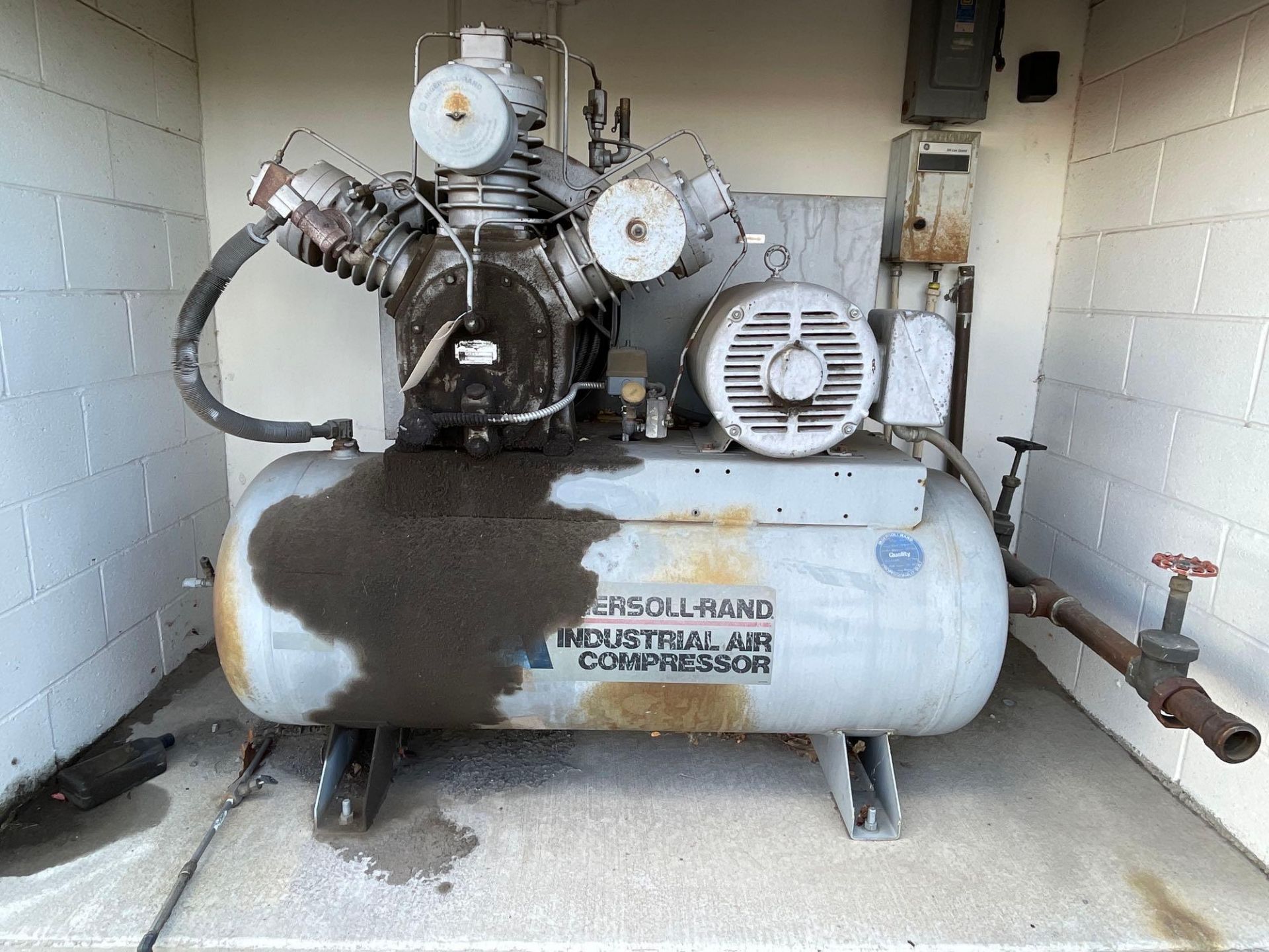 25 HP Ingersoll Rand Model A25E3 Tank Mounted Air Compressor