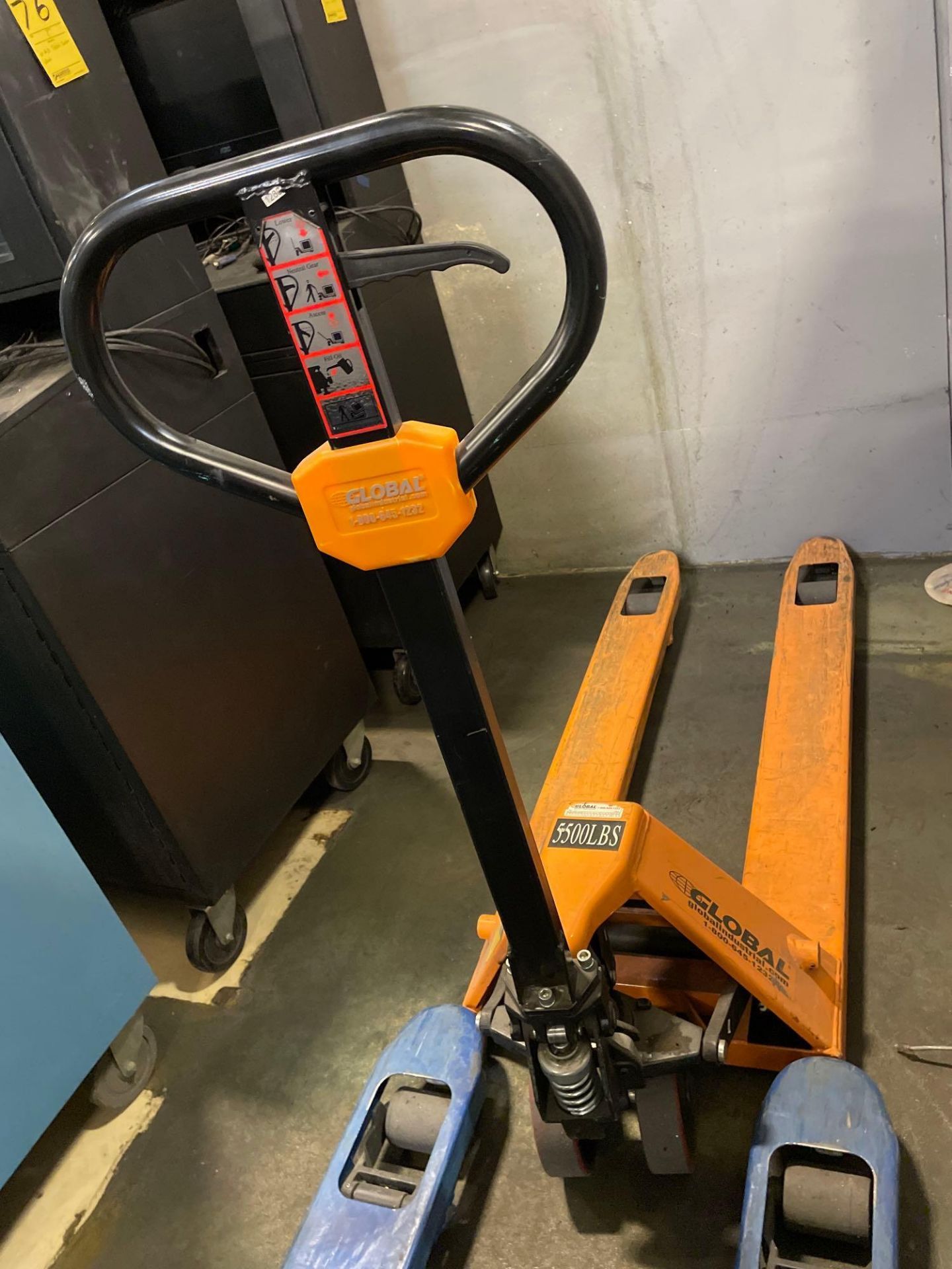 Lot of 2 Pallet Jacks: (1) Uline, max. 5,500 lbs., (1) Global Industries, max. 5,500 lbs. - Image 5 of 6