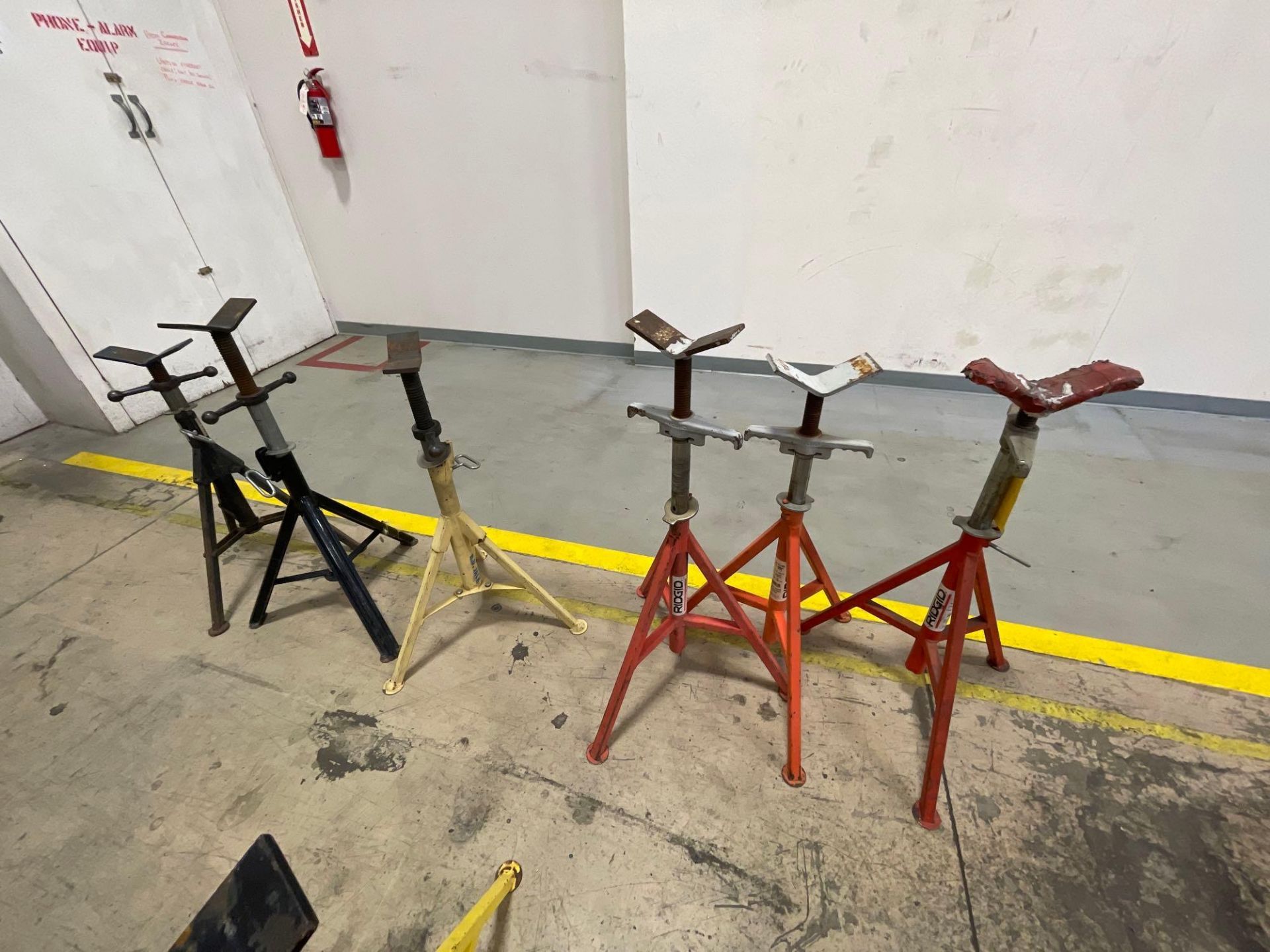 Lot of 6: "V" Stands - Image 2 of 2