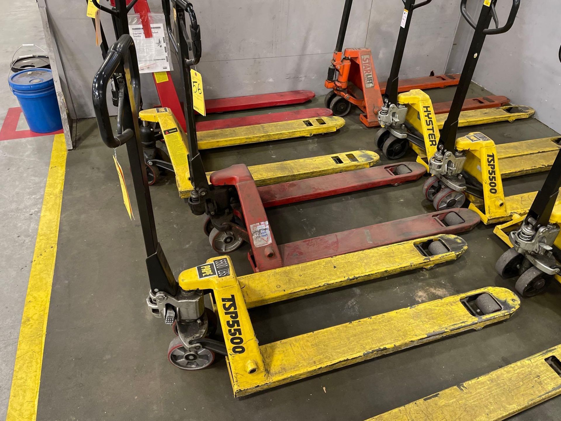 Lot of 2 Pallet Jacks: (1) Pape, max. 5,500 lbs., (1) Hyster, max. 5,500 lbs. - Image 2 of 5