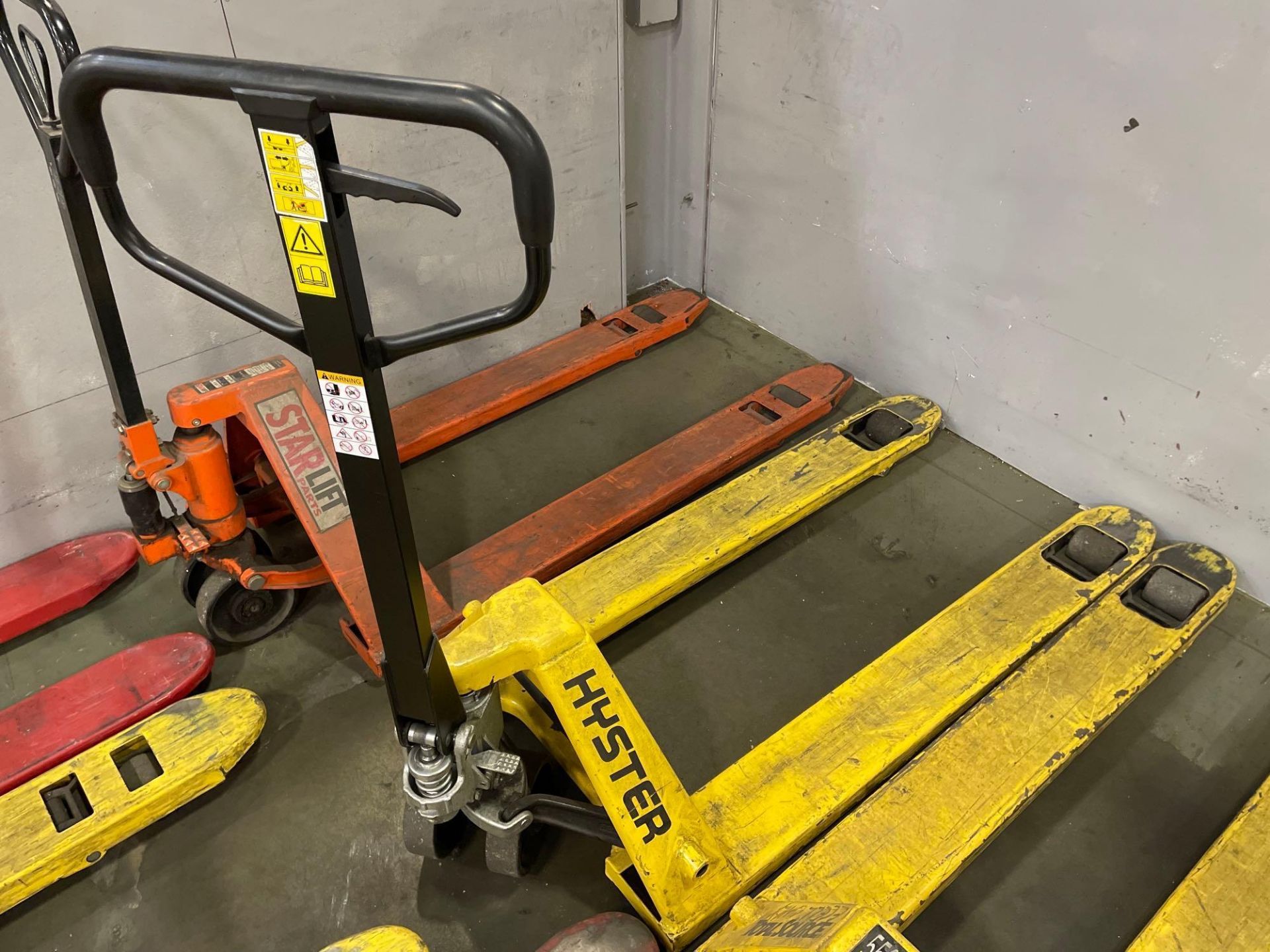 Lot of 2 Pallet Jacks: (1) Pape, max. 5,500 lbs., (1) Hyster, max. 5,500 lbs. - Image 3 of 4