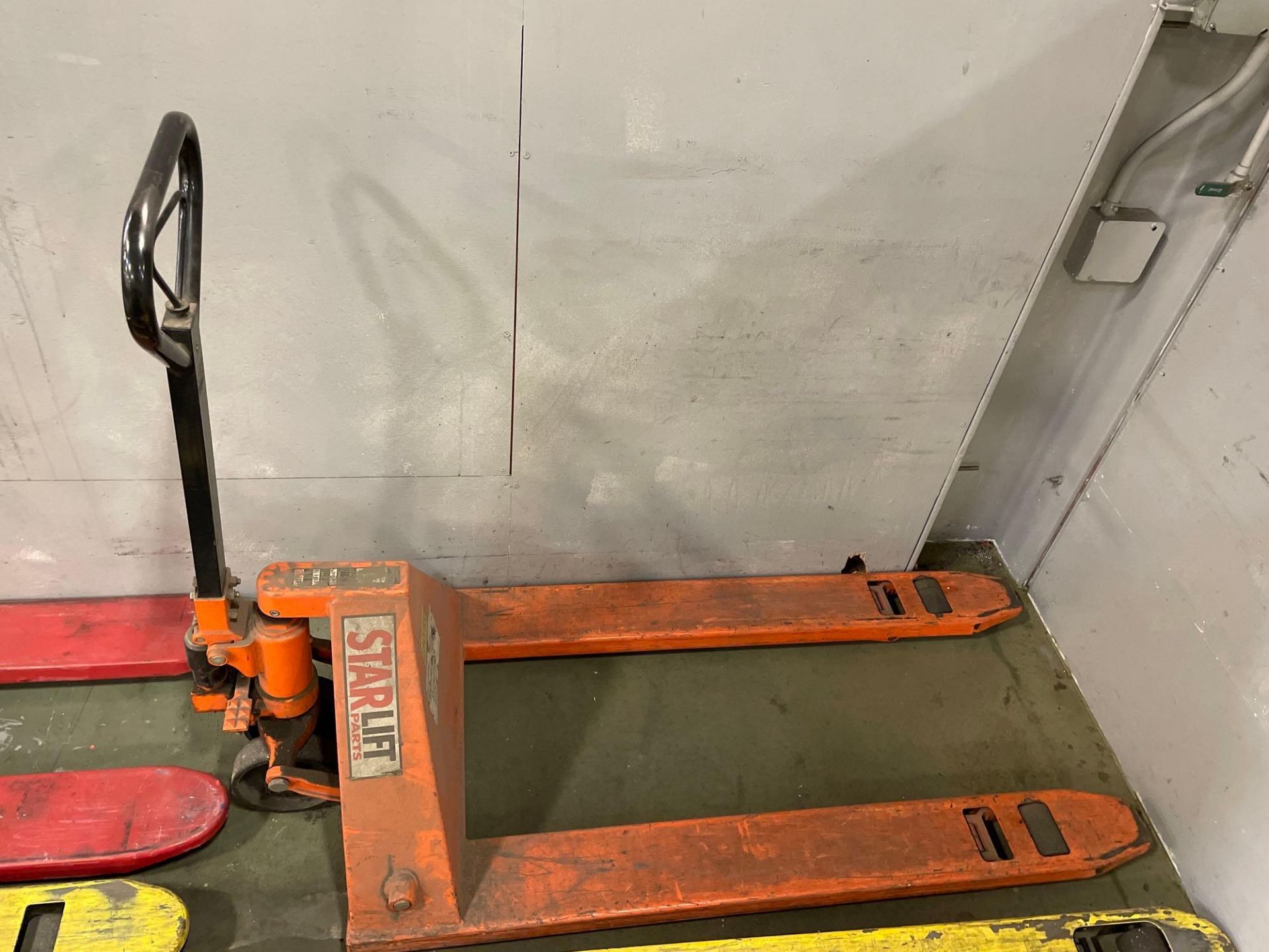 Lot of 2 Pallet Jacks: (1) Dayton, max. 2,200 lbs., (1) Star Lift, max. 5,500 lbs. - Image 4 of 6