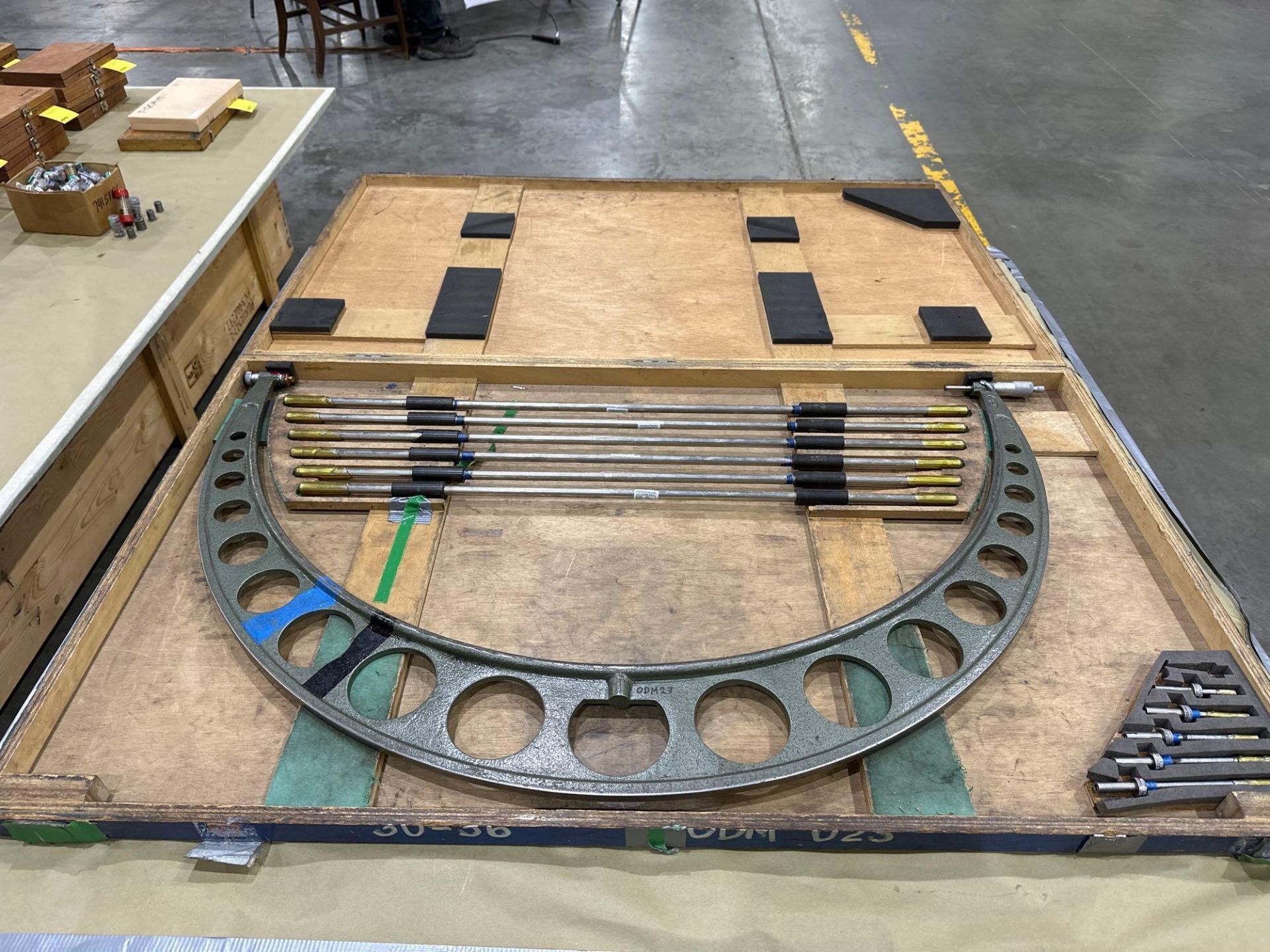 Mitutoyo Mechanical OD Micrometer Set, Range 30" - 36" with interchangeable anvils, in wood case - Image 5 of 5