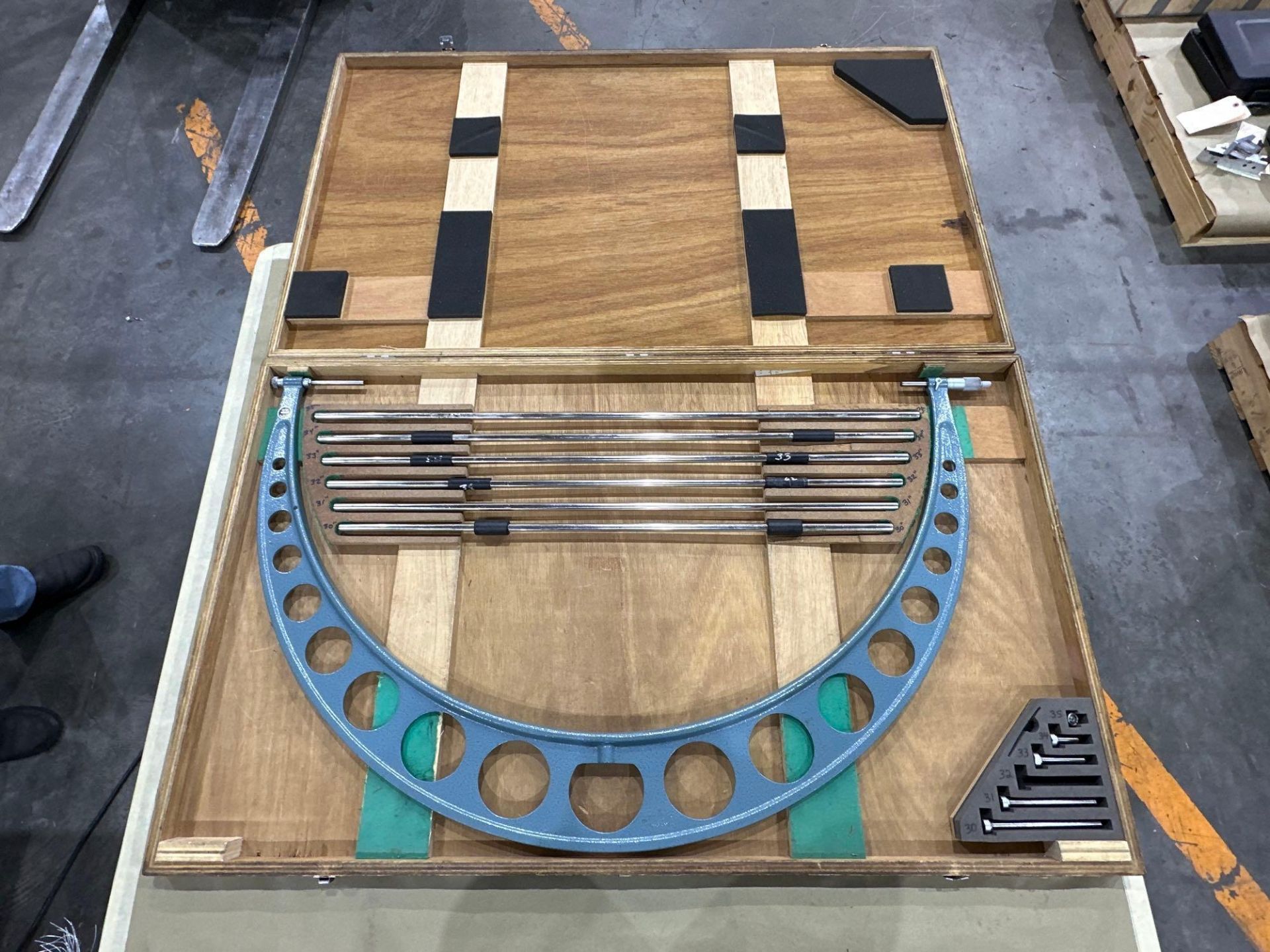 Mitutoyo OD Micrometer Set No. 104-204, Range 30" - 36" with interchangeable anvils, in wood case