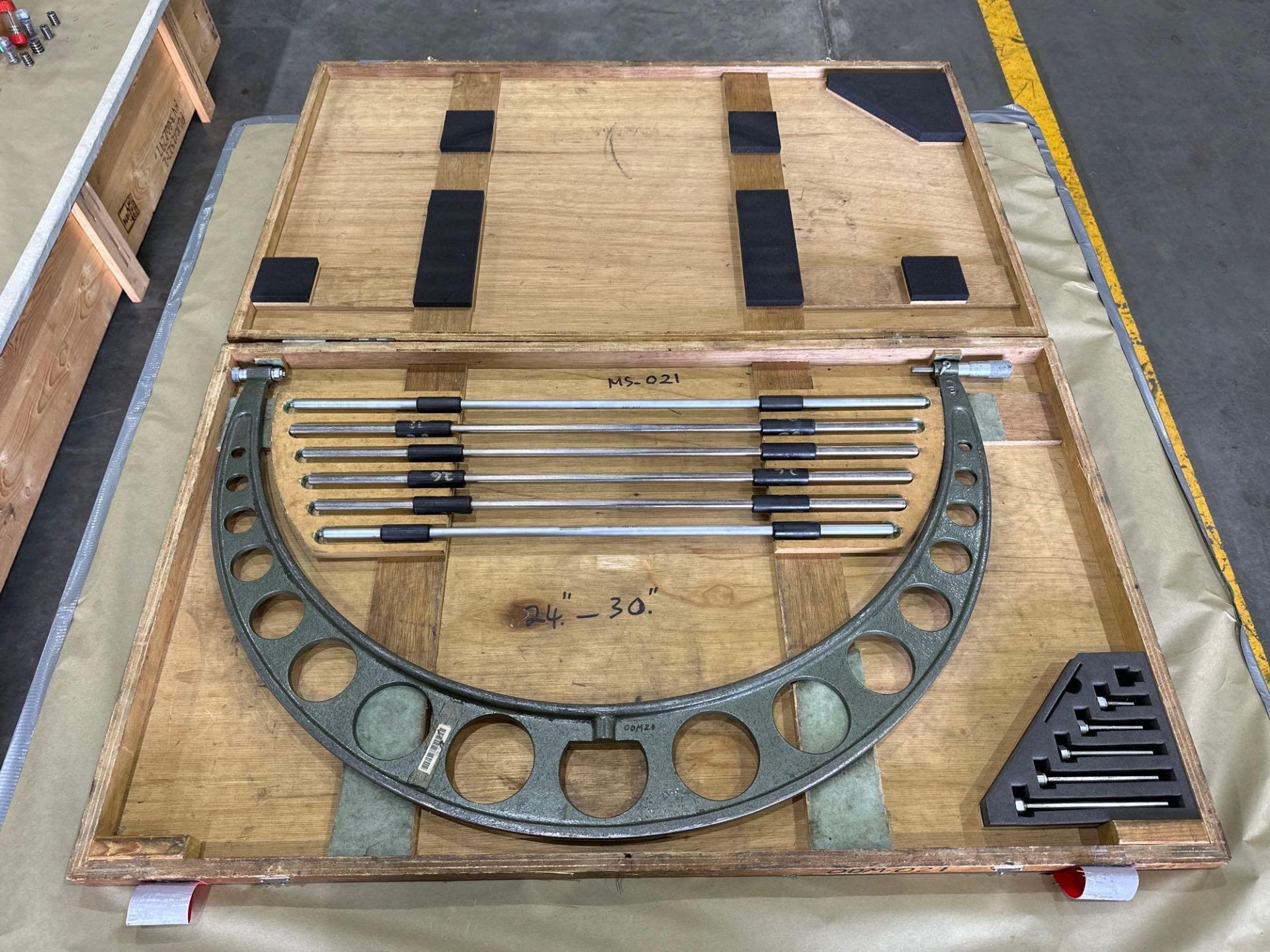 Mitutoyo OD Micrometer Set, Range 24" to 30" with interchangeable anvils