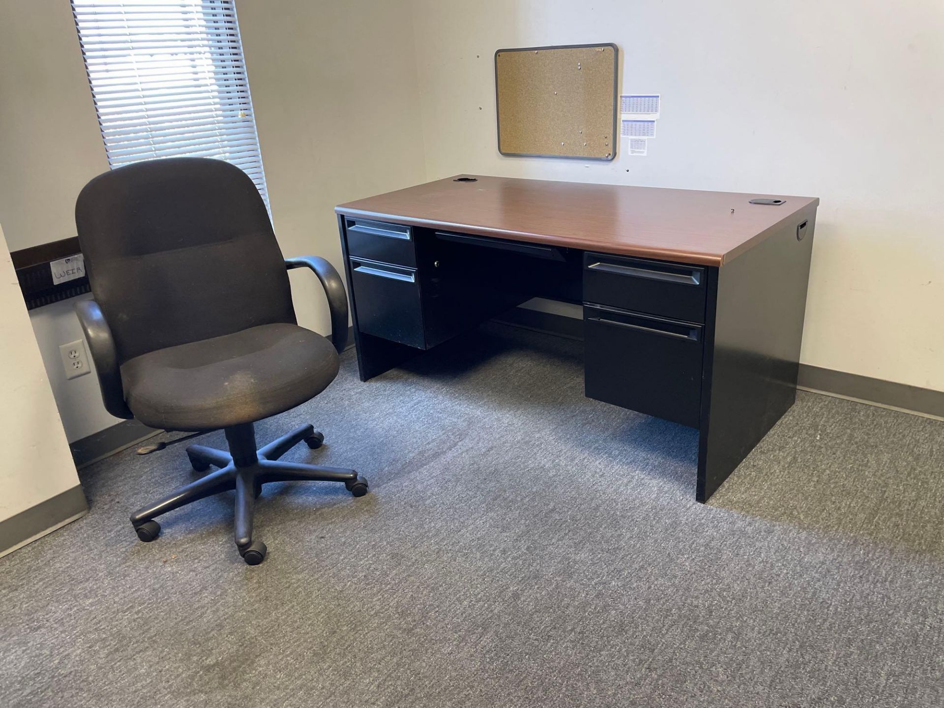 Office Furniture: Rooms 4, 5, 6: Desks, Chairs, Files - See Photo - Image 4 of 9