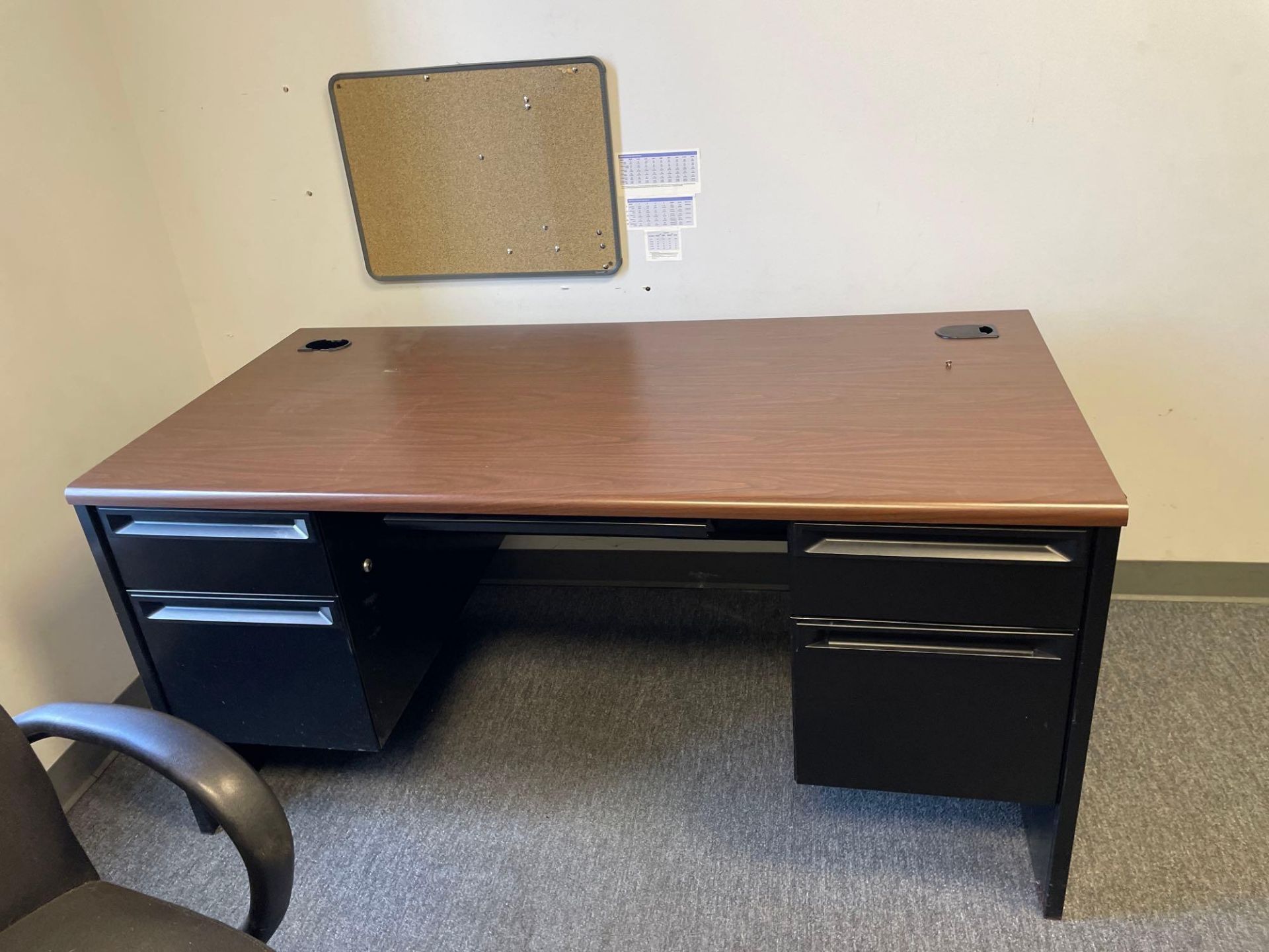 Office Furniture: Rooms 4, 5, 6: Desks, Chairs, Files - See Photo - Image 5 of 9