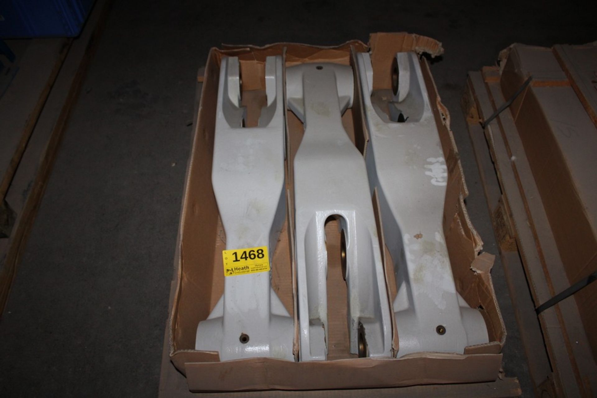 (3) HEAVY DUTY STEEL BRACKETS