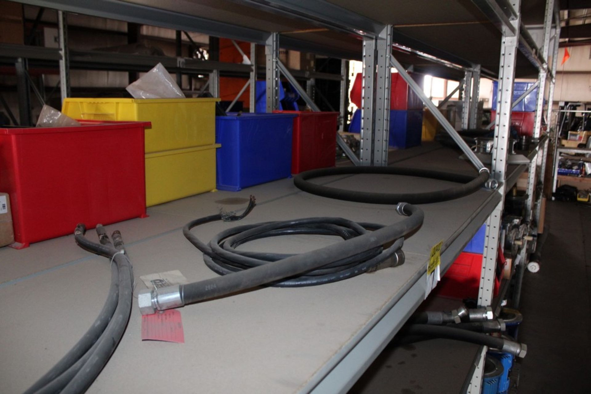 HYDRAULIC HOSE ON TWO SHELVES AND FLOOR - Image 2 of 6