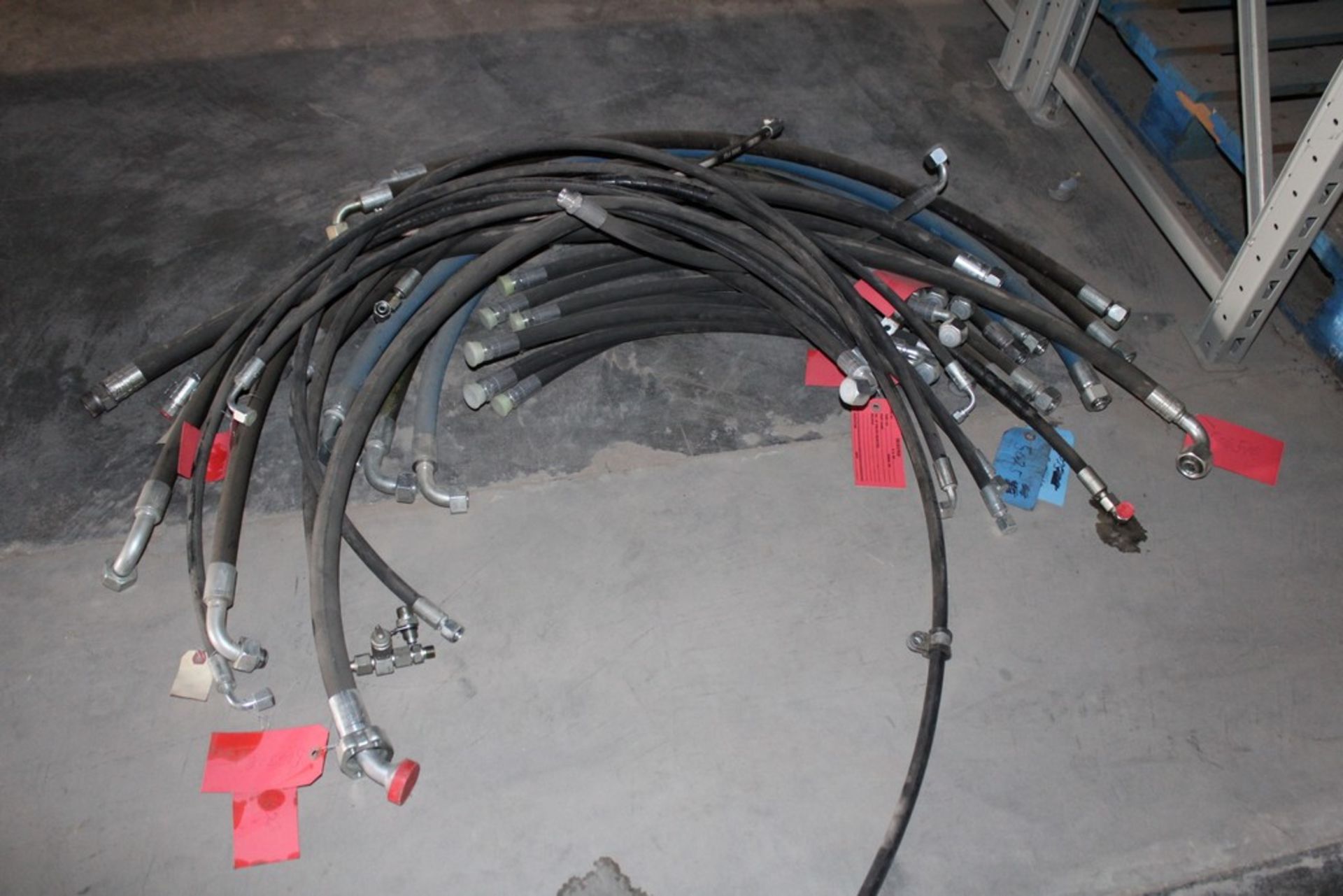 HYDRAULIC HOSE ON TWO SHELVES AND FLOOR - Image 6 of 6