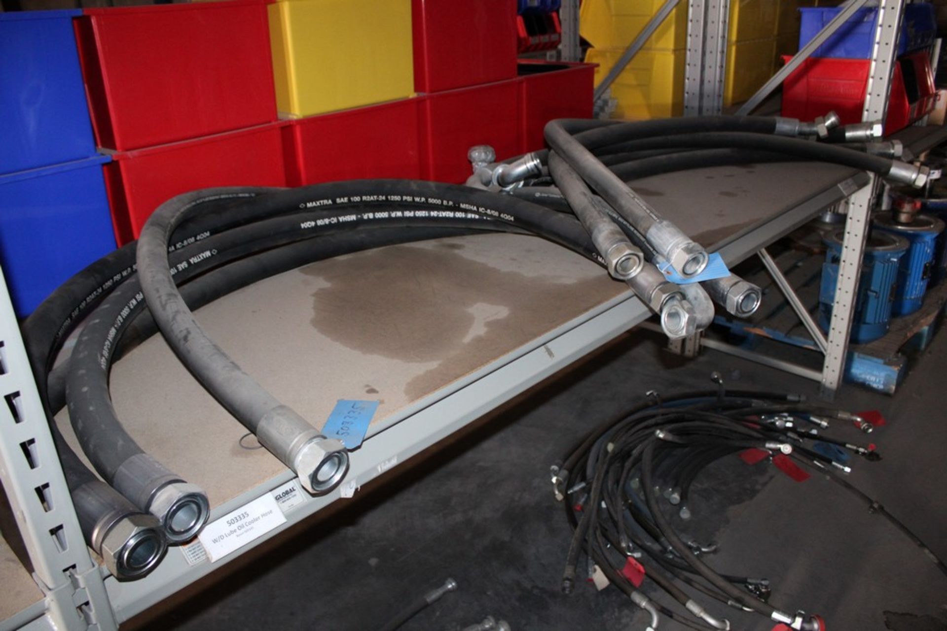 HYDRAULIC HOSE ON TWO SHELVES AND FLOOR - Image 3 of 6