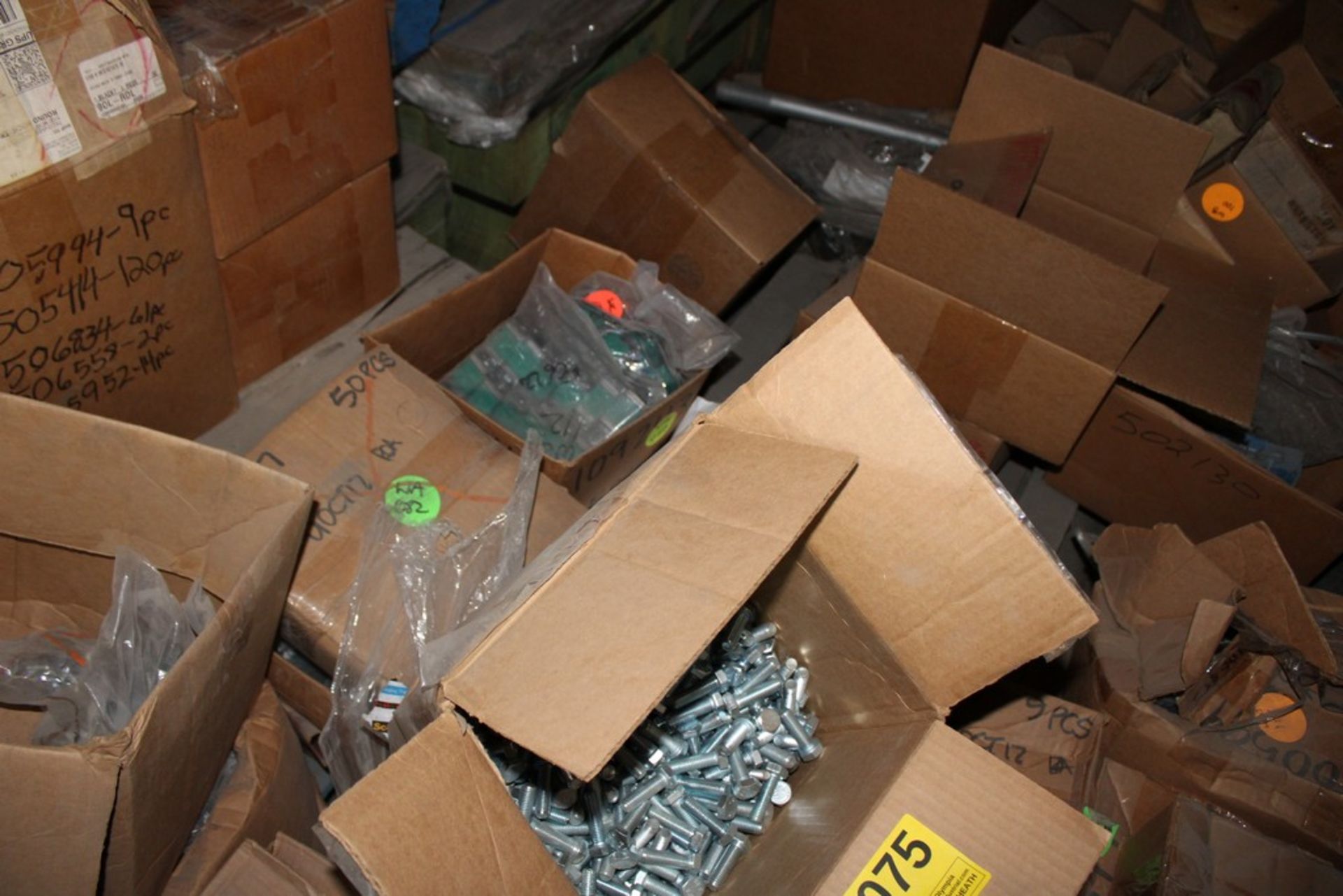 LARGE QUANTITY OF BOLTS AND HARDWARE - Image 4 of 4