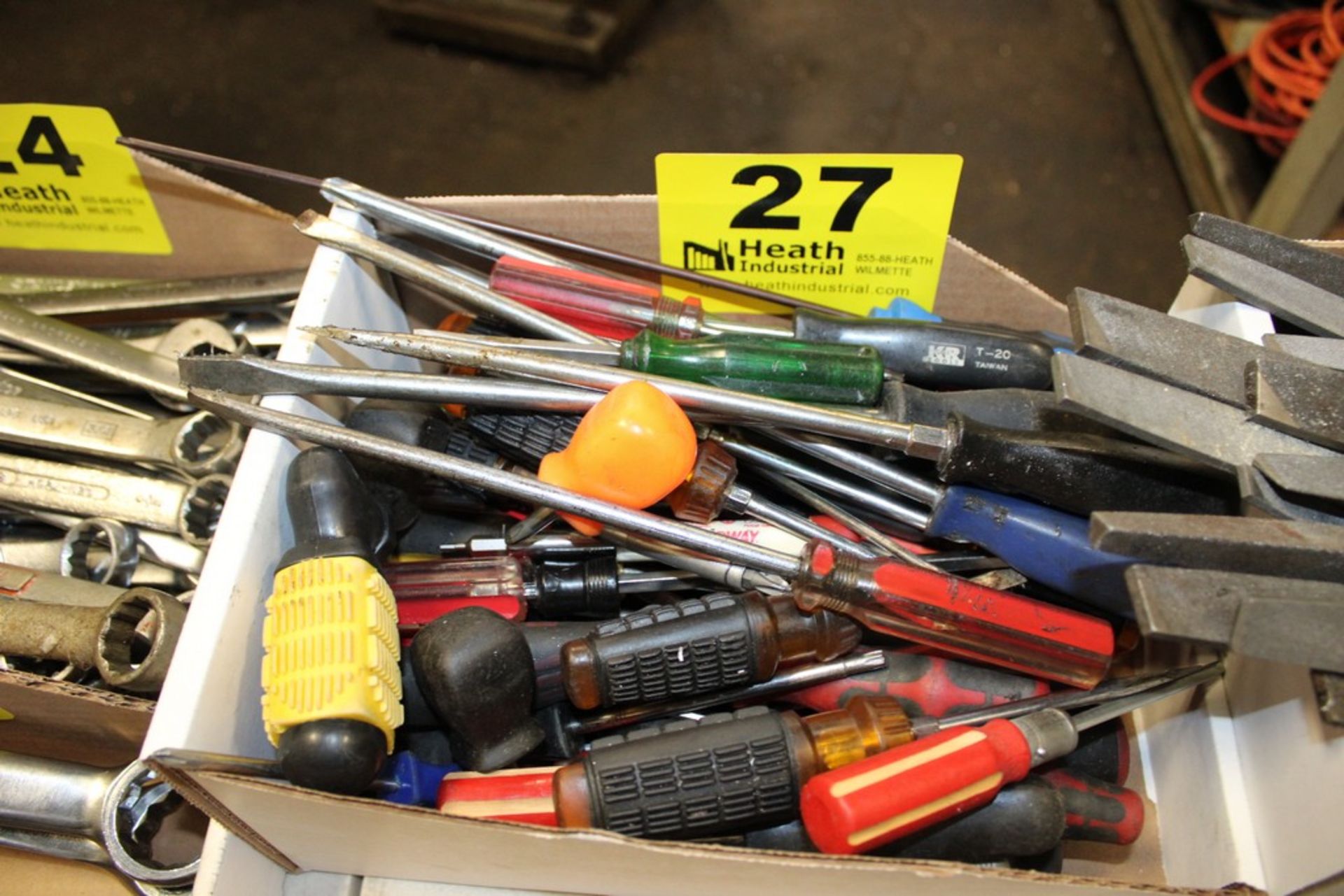 LARGE QTY OF SCREWDRIVERS IN BOX