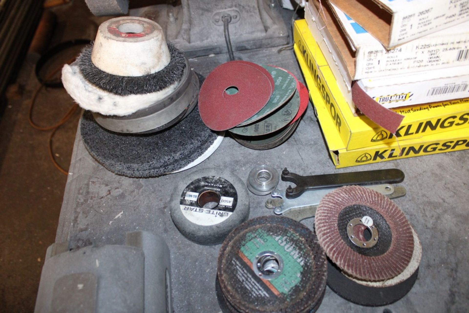 LARGE QTY OF NORTON, KLINGSPOOR & TRU-MAX 1" SHOP ROLLS, SANDING & CUTTING DISCS - Image 3 of 3