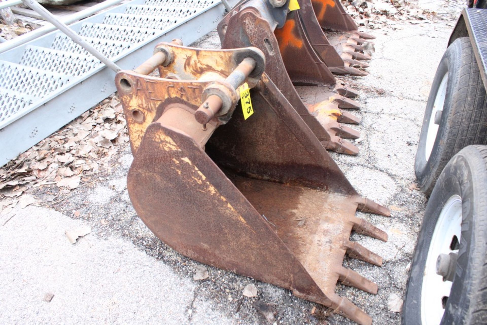 24" EXCAVATOR BUCKET