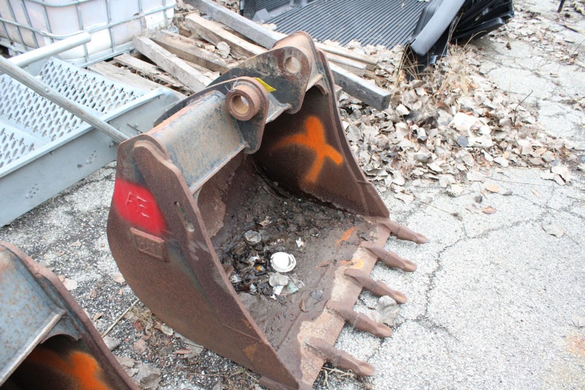 PT 36" EXCAVATOR BUCKET - Image 2 of 3