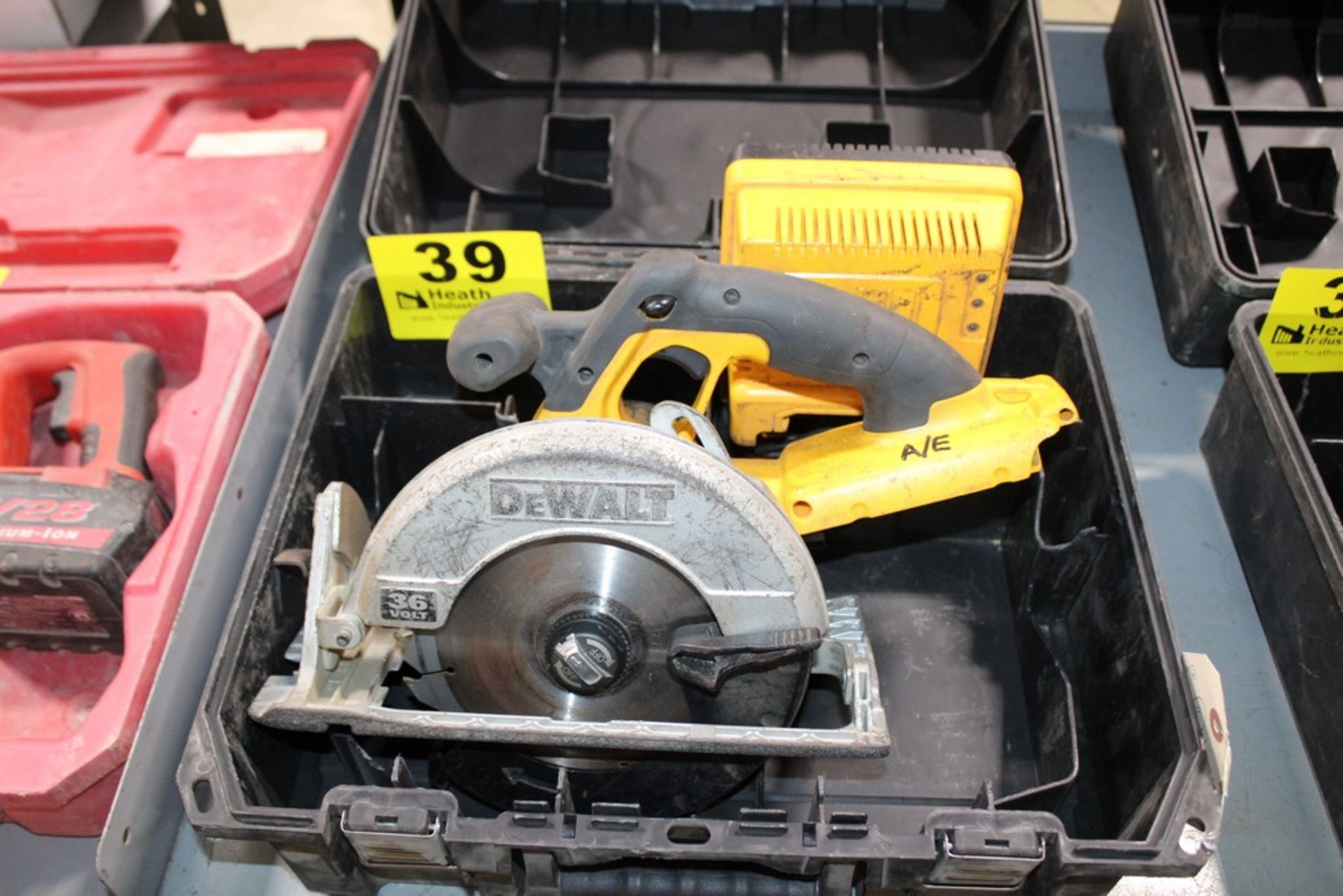 DEWALT MODEL DC300 7-1/4" 36V CORDLESS CIRCULAR SAW W/ CHARGER (NO BATTERY)