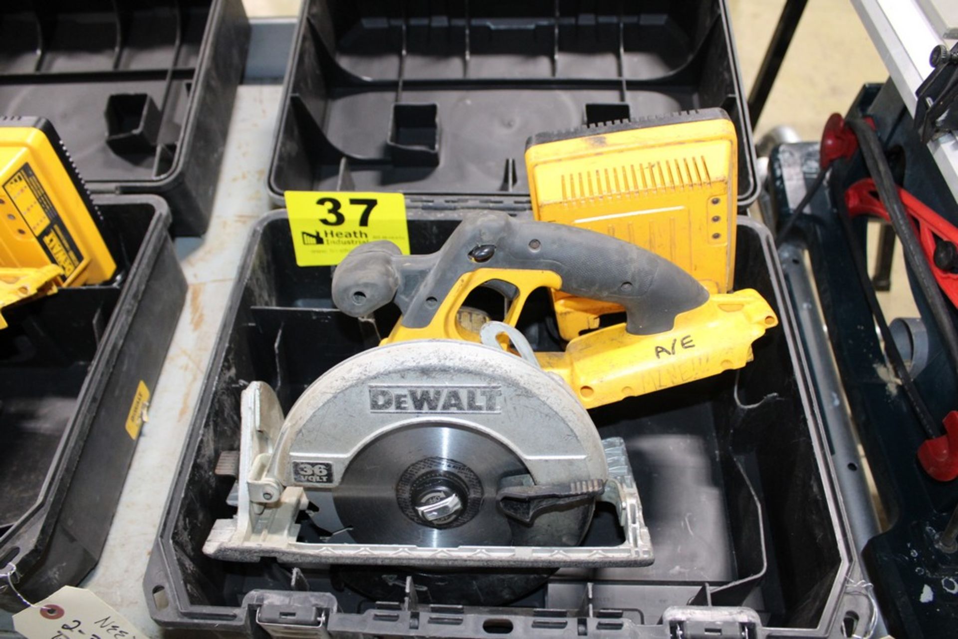 DEWALT MODEL DC300 7-1/4" 36V CORDLESS CIRCULAR SAW W/ CHARGER (NO BATTERY)