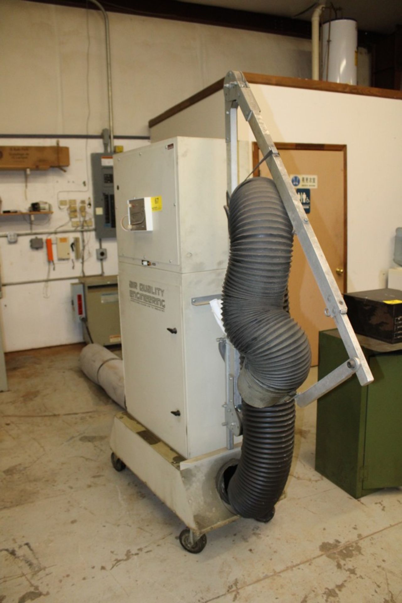AIR QUALITY ENGINEERING FUME EXTRACTOR WITH DWYER MARK II MODEL 26 MANOMETER - Image 3 of 3