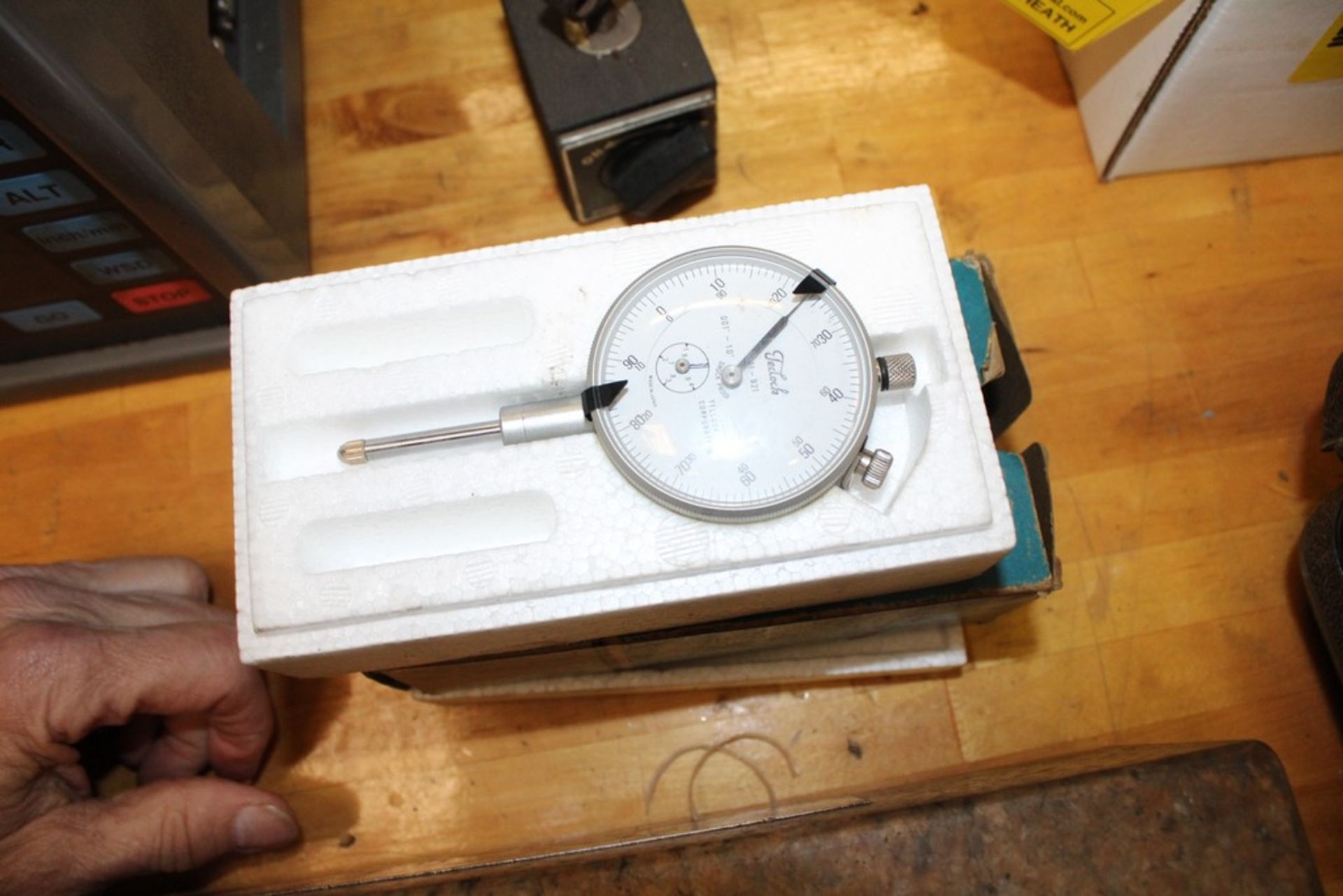 FOWLER MAGNETIC BASE AND TECLOCK AI-921 DIAL GAUGE - Image 2 of 2