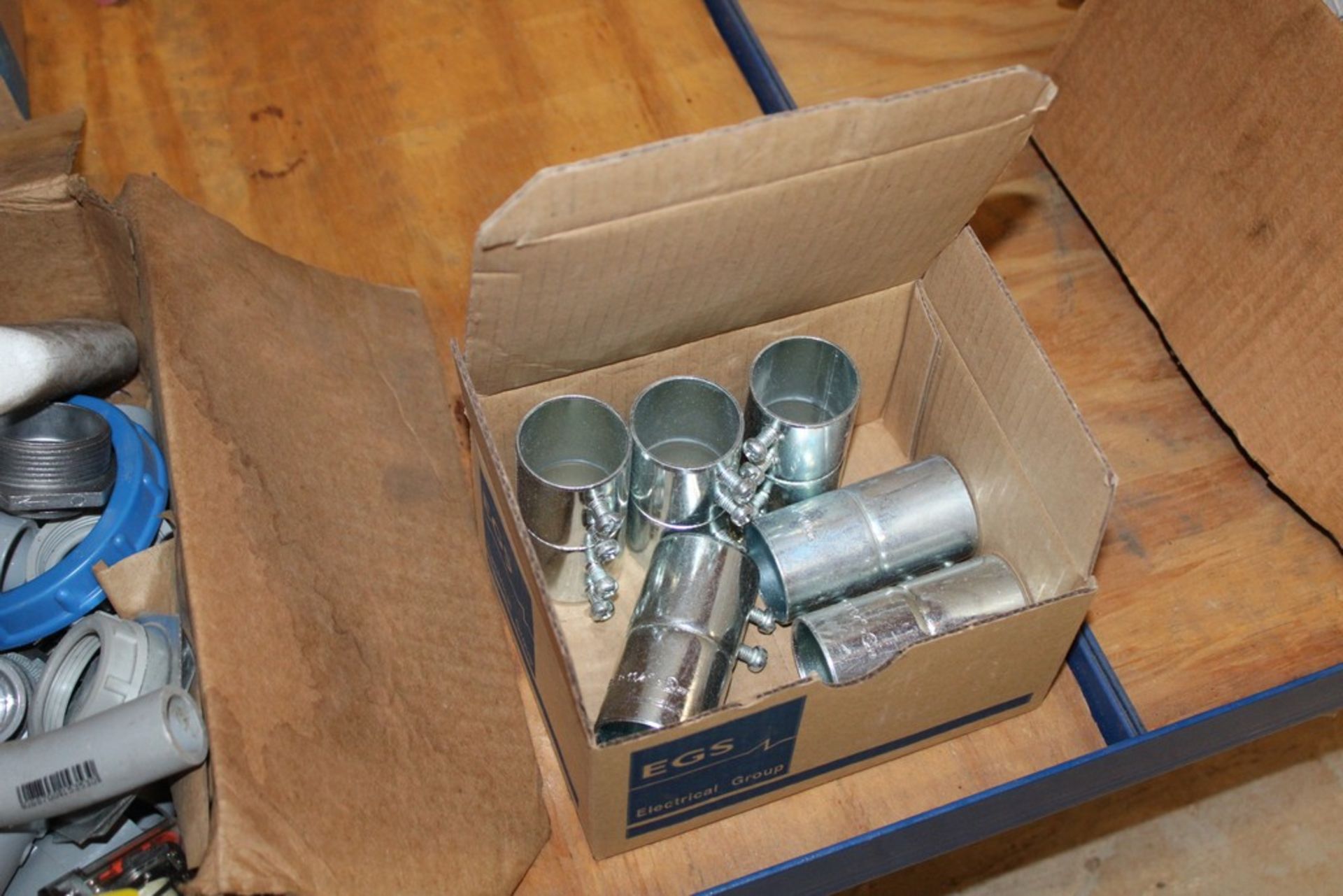 ASSORTED CONDUIT CONNECTORS AND ELBOWS IN TWO BOXES - Image 3 of 3