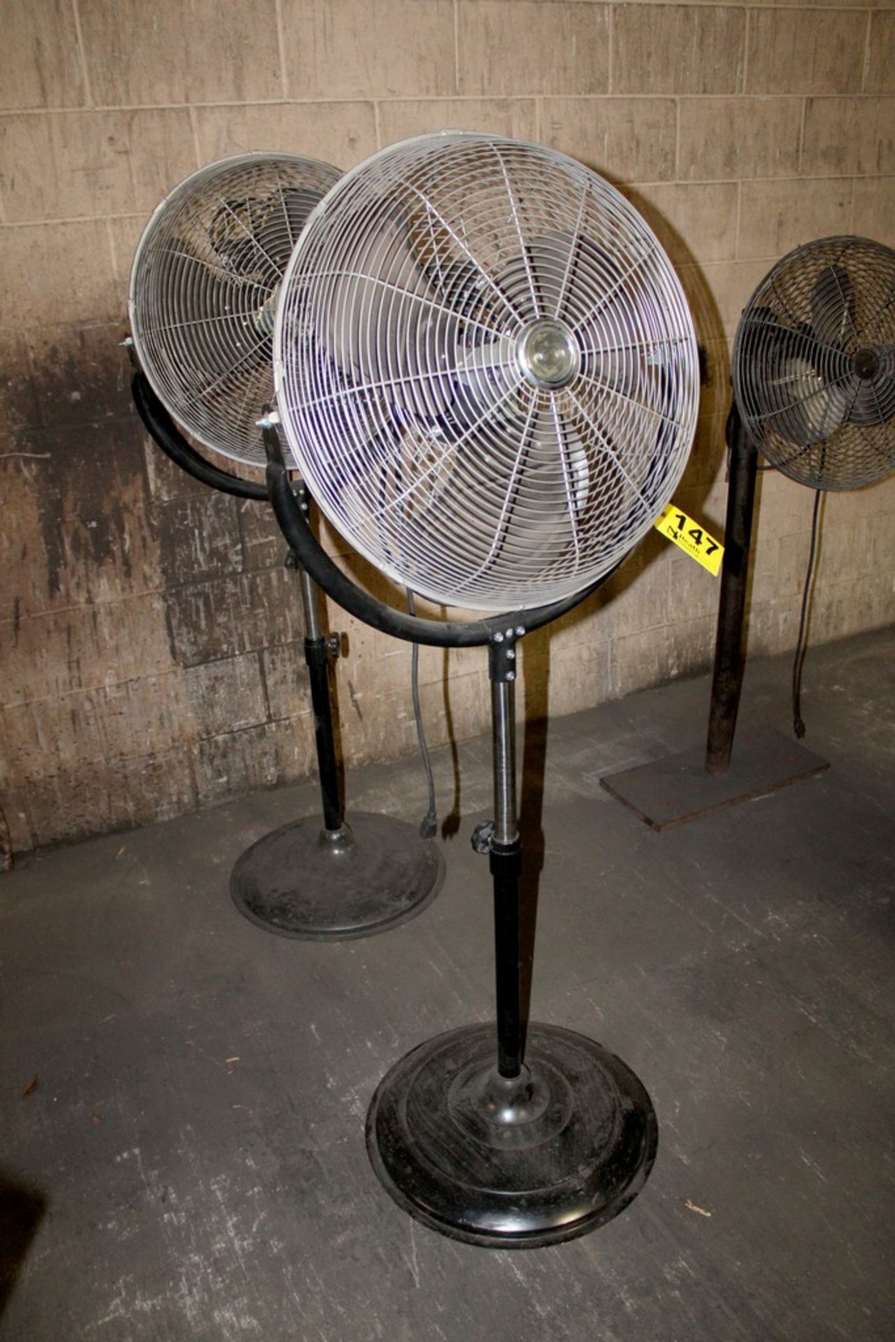 Maxess 20" Pedestal Fan - 110V