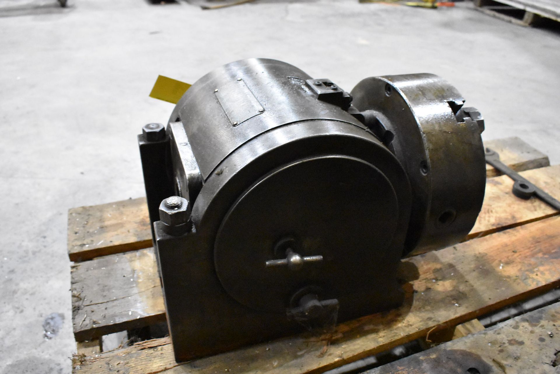 CINCINNATI DIVIDING HEAD WITH 10" 3-JAW CHUCK - Image 2 of 3