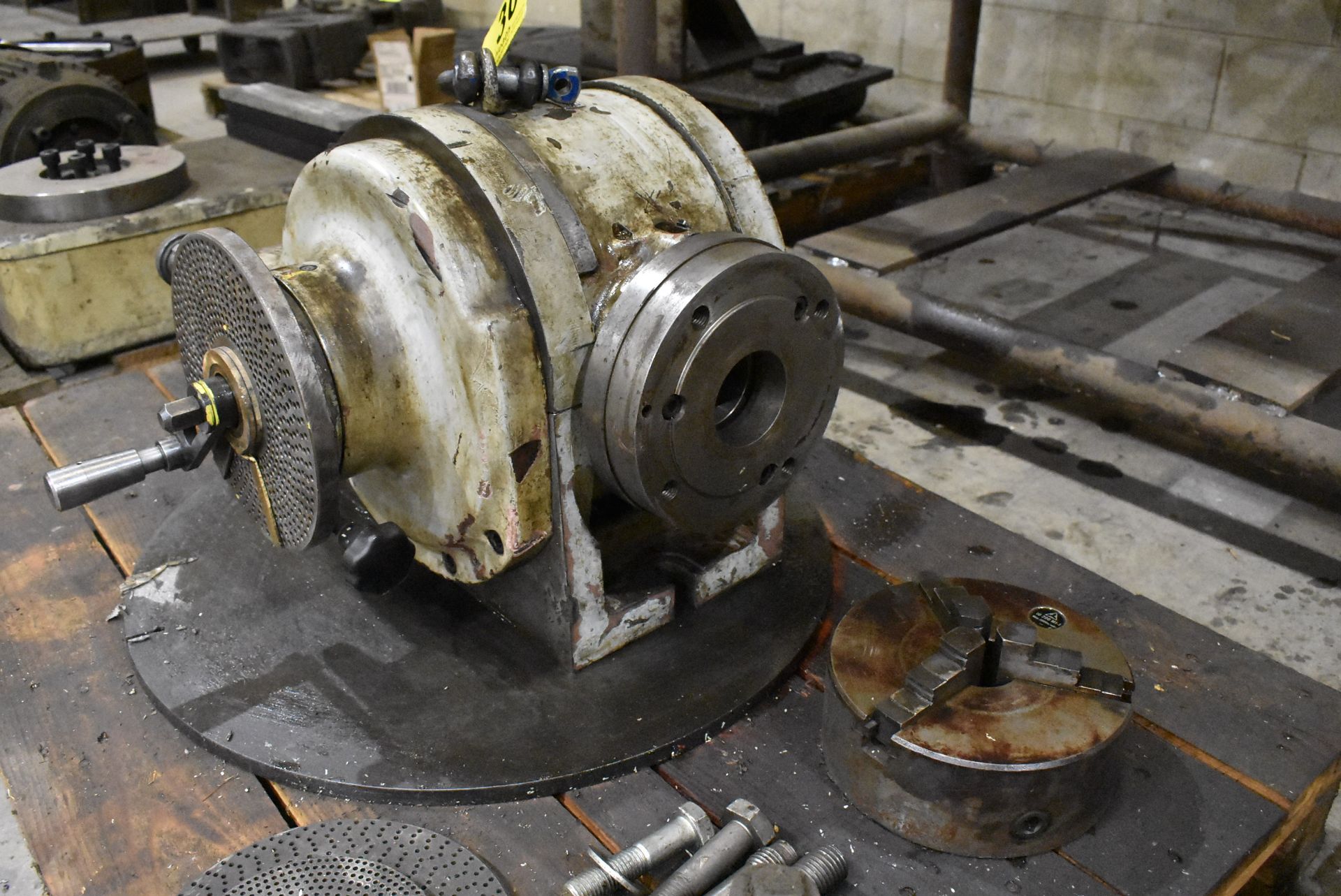 TOS TYPE UU400 DIVIDING HEAD S/N 2036 WITH 8" 3-JAW CHUCK - Image 2 of 4