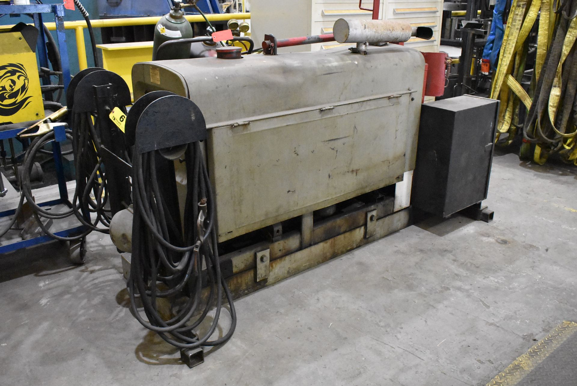 LINCOLN MODEL SA-200 F163 GAS POWERED ARC WELDER S/N A954603 WITH ELECTRIC START, FINE CURRENT - Image 2 of 15