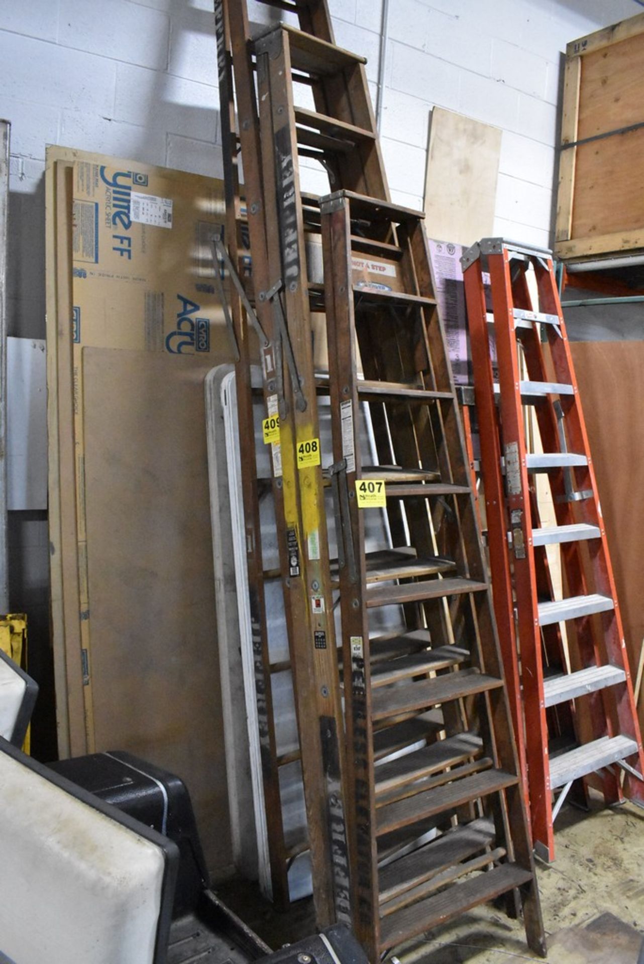 TRADESMAN 10' WOOD LADDER