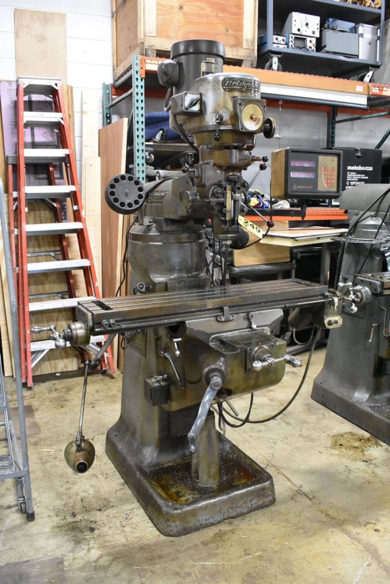 BRIDGEPORT 1-1/2 HP VARIABLE SPPED RAMT TYPE VERTICAL MILLING MACHINE S/N 146571, 9" X 42" T-SLOT - Image 3 of 8