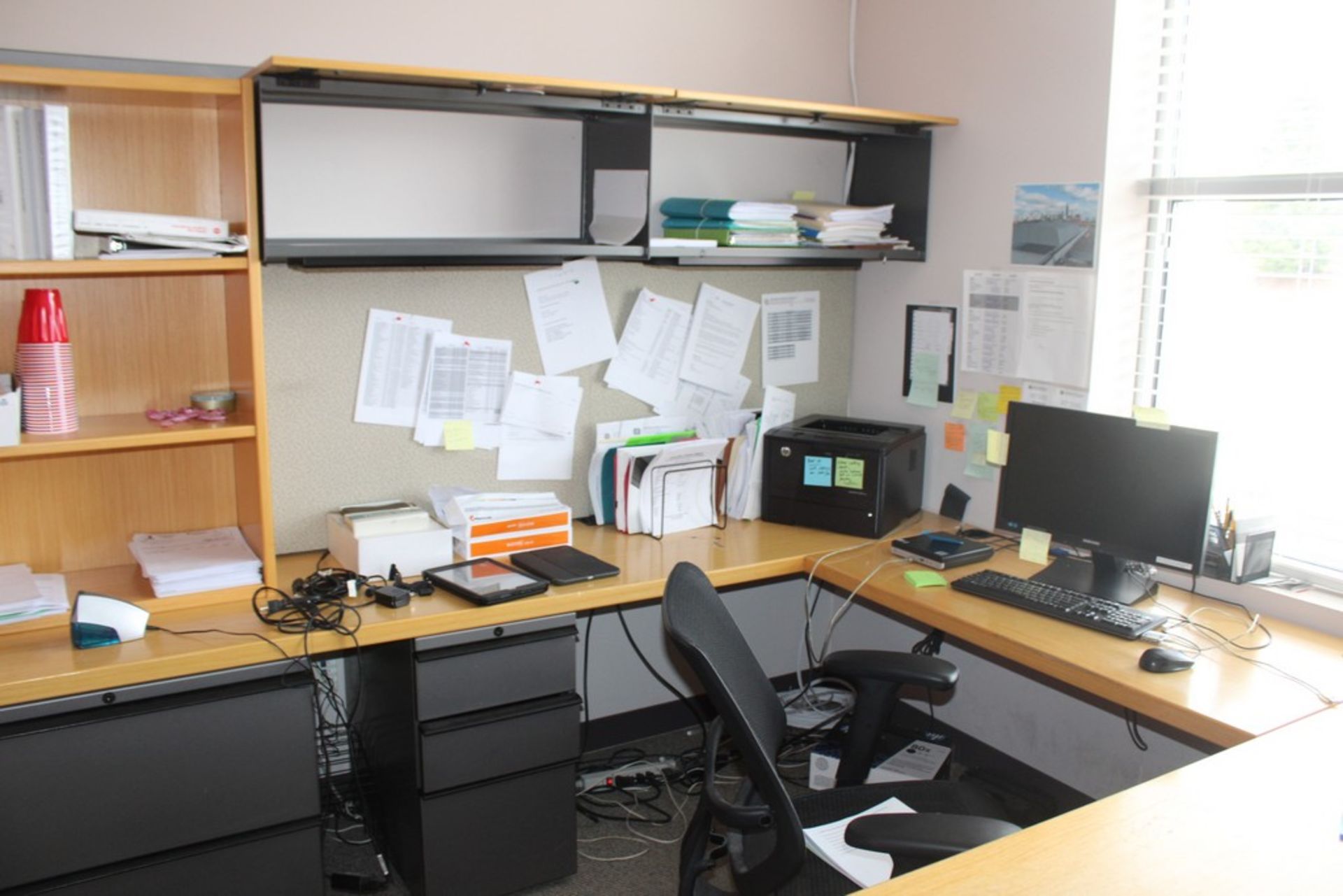 OFFICE FURNITURE, U-SHAPED DESK, 75" X 100" FOOTPRINT, WITH (2) TWO DRAWER LATERAL FILE CABINETS AND - Image 3 of 5