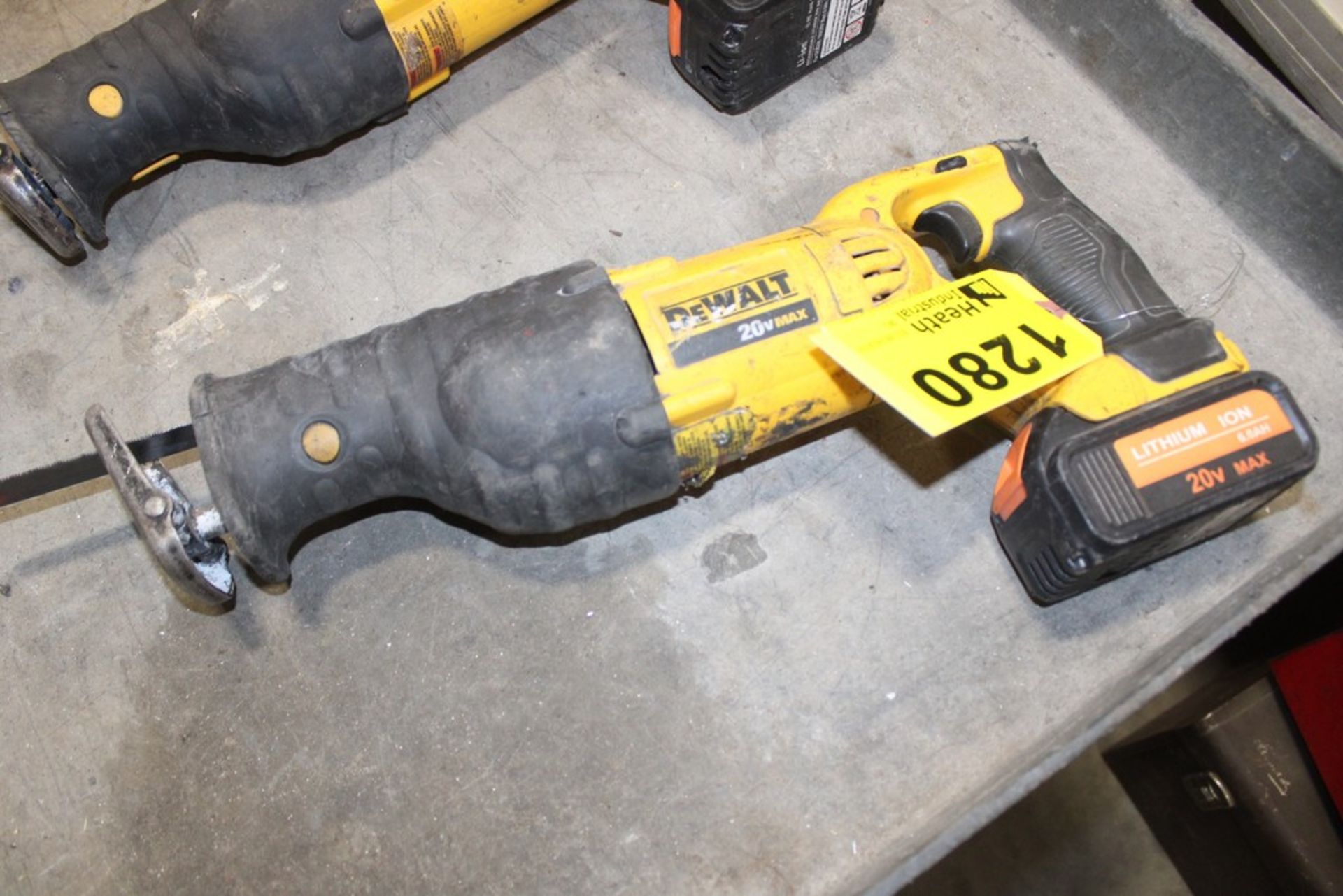 DEWALT MODEL DCS380 20V VARIABLE SPEED RECIPROCATING SAW, WITH BATTERY ( NO CHARGER)