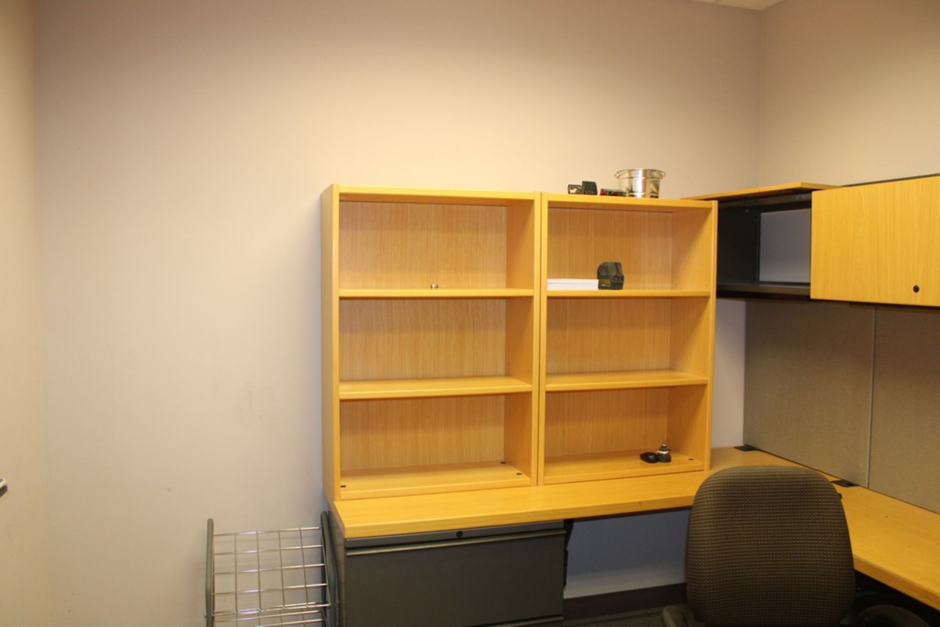 OFFICE FURNITURE, U-SHAPED DESK, 75" X 101" FOOTPRINT, WITH (2) TWO DRAWER LATERAL FILE CABINETS AND - Image 3 of 5