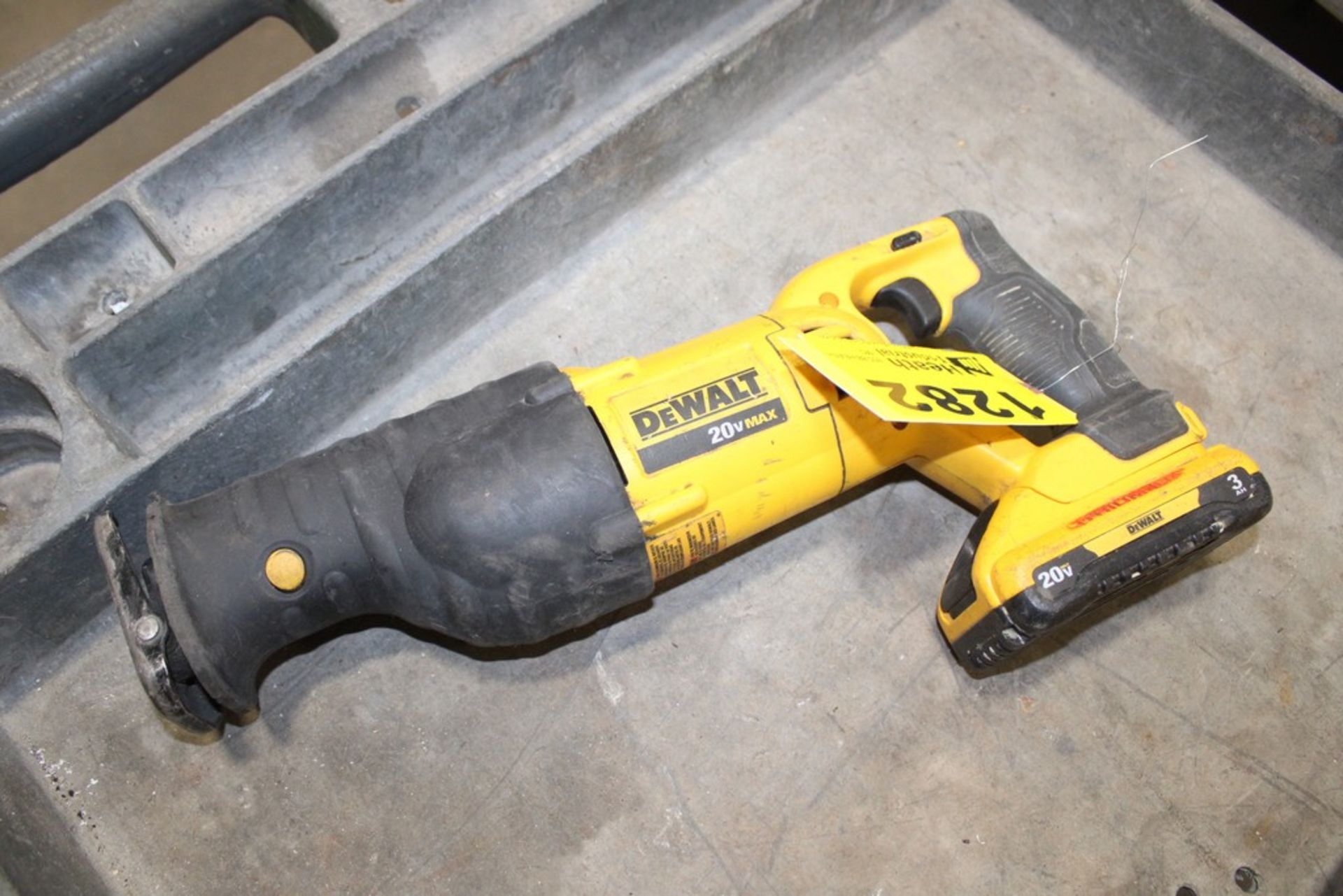 DEWALT MODEL DCS380 20V VARIABLE SPEED RECIPROCATING SAW, WITH BATTERY ( NO CHARGER)