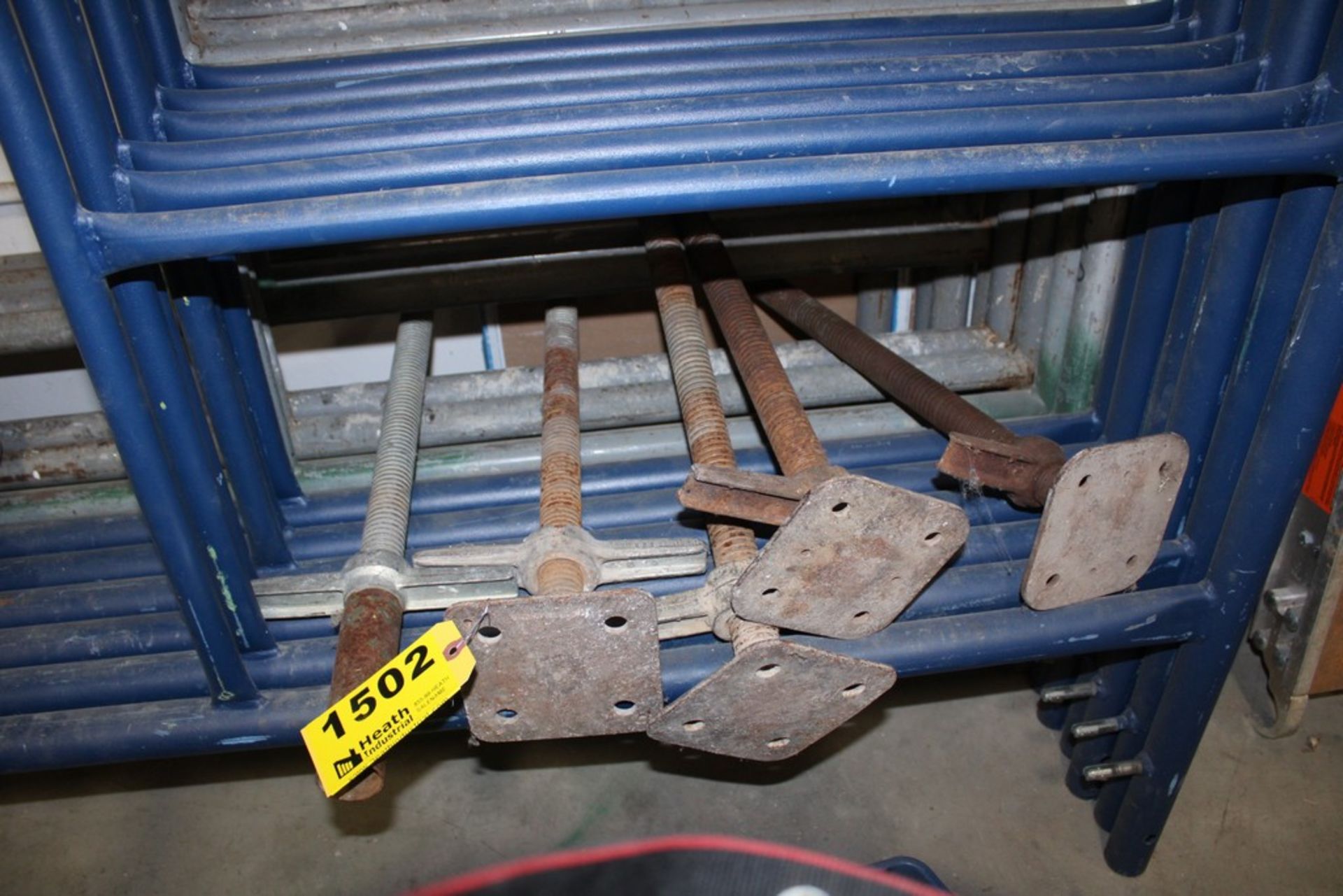 LOT OF ASSORTED SCAFFOLDING LEVELERS