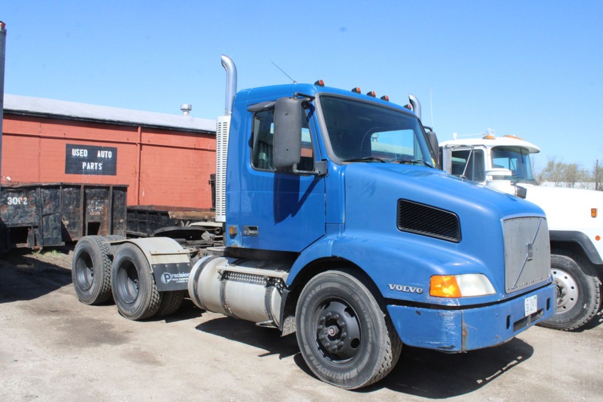 VOLVO MODEL S60 370HP SEMI TRACTOR, VIN: 4V4MC9RF41N322394 (NEW 2001), MANUAL 10 SPEED TRANSMISSION, - Image 2 of 5