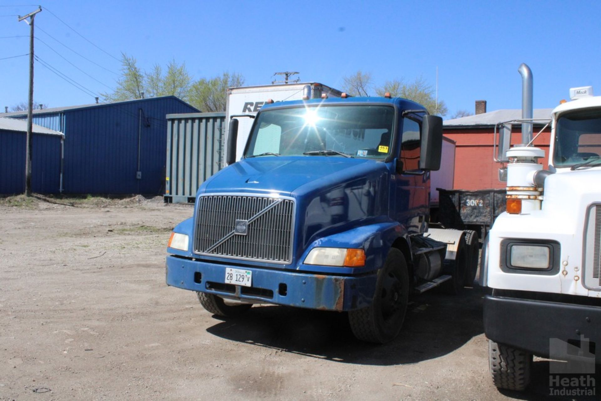 VOLVO MODEL S60 370HP SEMI TRACTOR, VIN: 4V4MC9RF41N322394 (NEW 2001), MANUAL 10 SPEED TRANSMISSION,