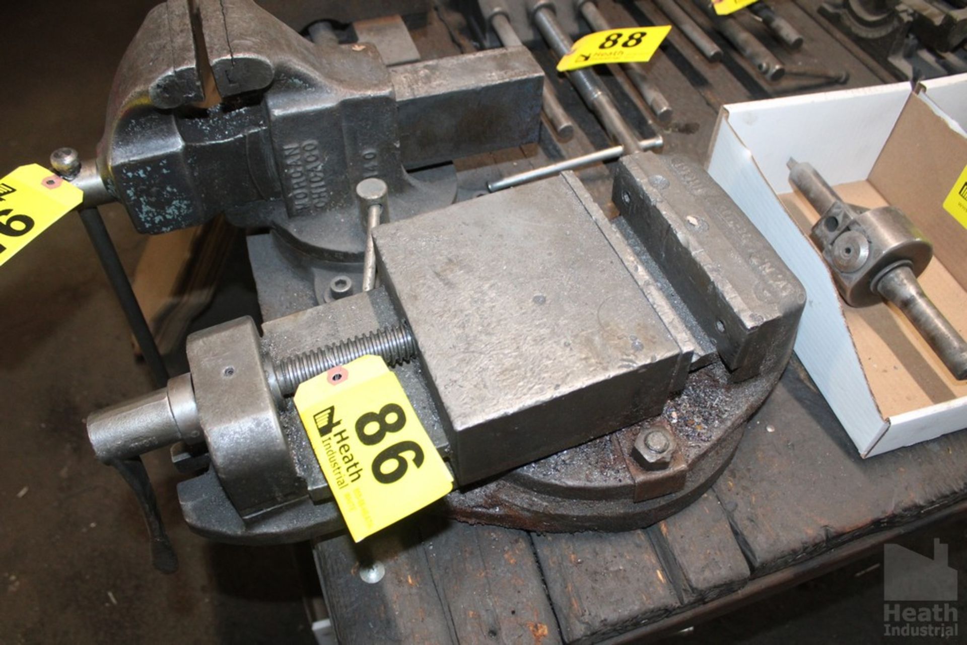VN 7" MACHINE VISE WITH ROTARY BASE