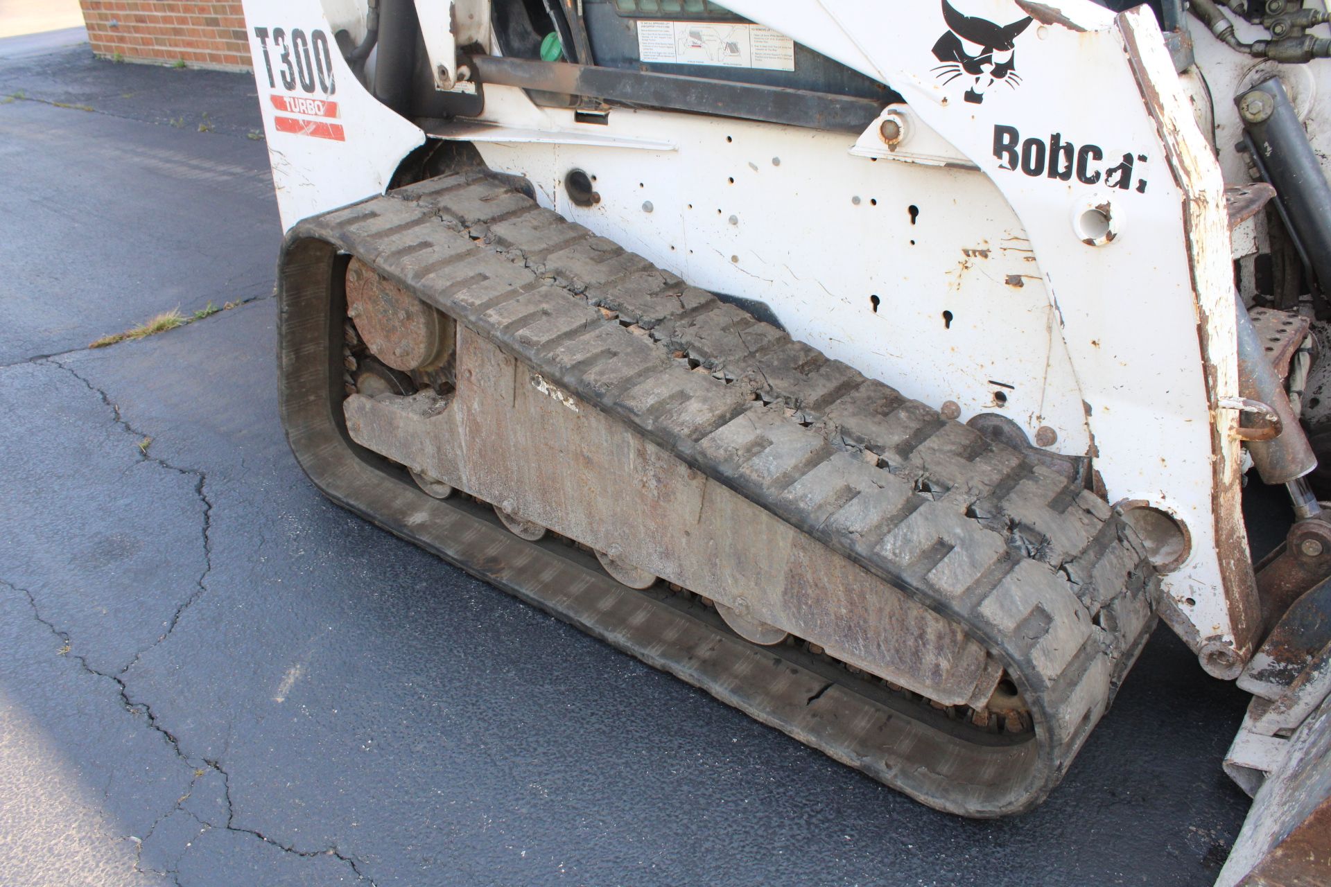 BOBCAT T300 TRACK SKID STEER LOADER, 4-CYL DIESEL, GP BUCKET, AUXILIARY HYDRAULICS, HIGH FLOW, - Image 2 of 13