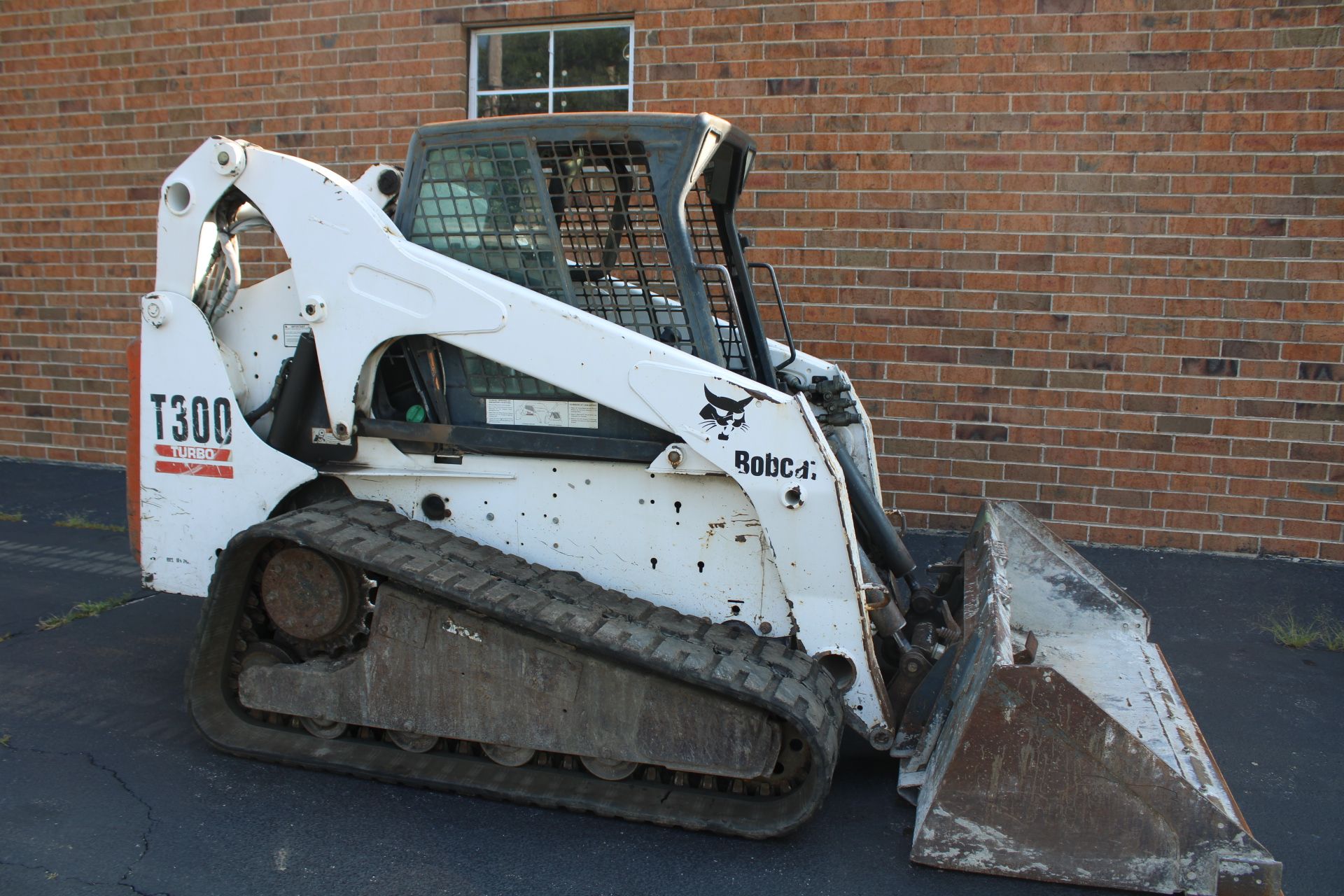 BOBCAT T300 TRACK SKID STEER LOADER, 4-CYL DIESEL, GP BUCKET, AUXILIARY HYDRAULICS, HIGH FLOW, - Image 3 of 13