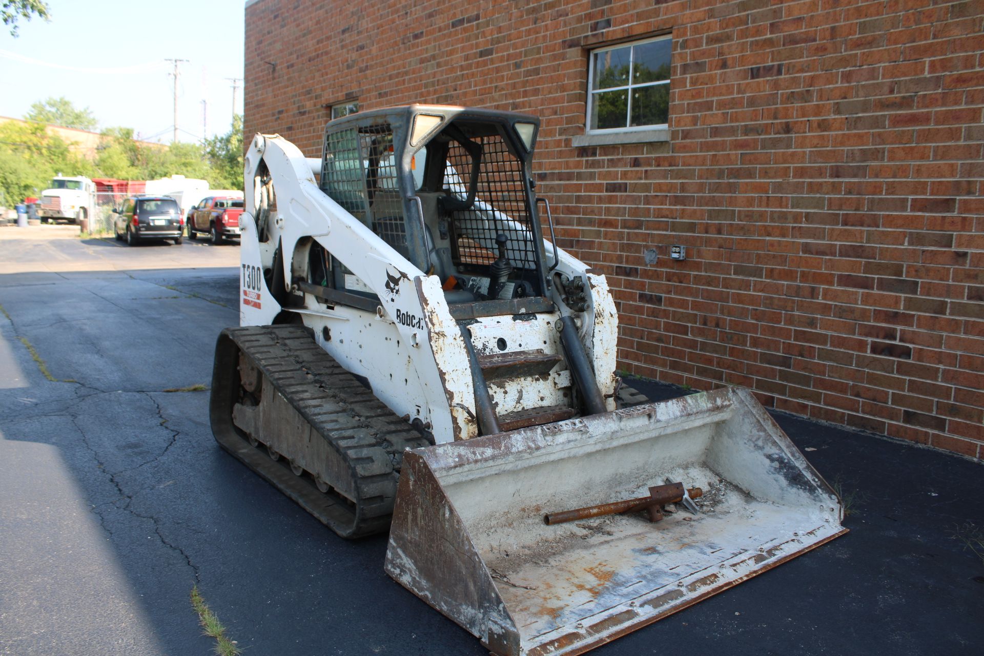 BOBCAT T300 TRACK SKID STEER LOADER, 4-CYL DIESEL, GP BUCKET, AUXILIARY HYDRAULICS, HIGH FLOW,