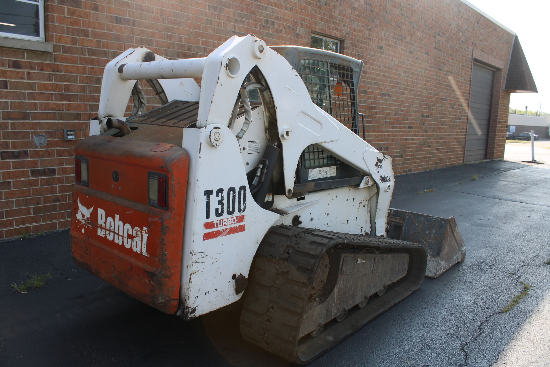 BOBCAT T300 TRACK SKID STEER LOADER, 4-CYL DIESEL, GP BUCKET, AUXILIARY HYDRAULICS, HIGH FLOW, - Image 4 of 13
