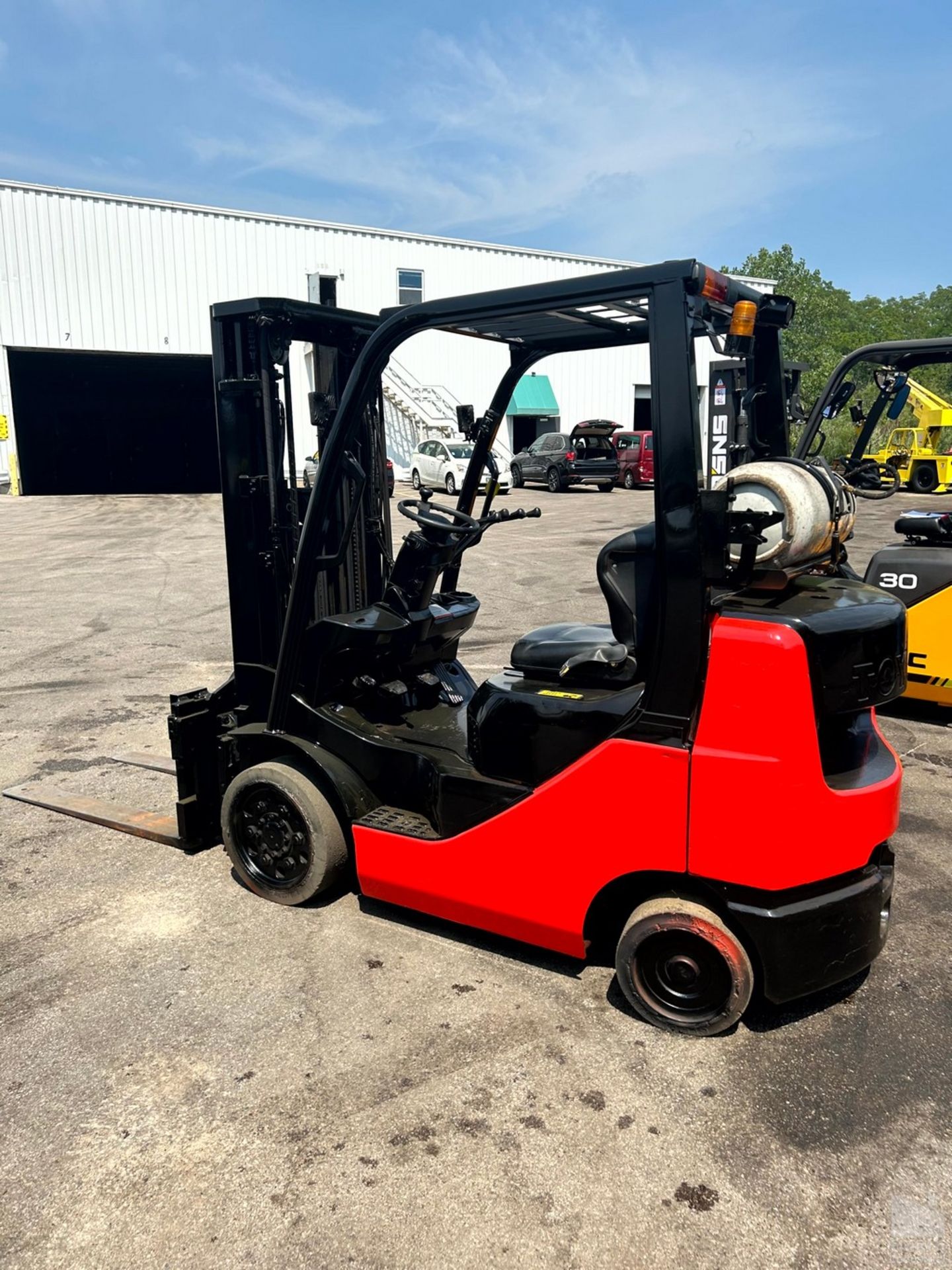 TOYOTA 5,000 LB. MODEL 42-FGC25 LP GAS FORKLIFT TRUCK, S/N 78275, WITH TURNTABLE - Image 2 of 9