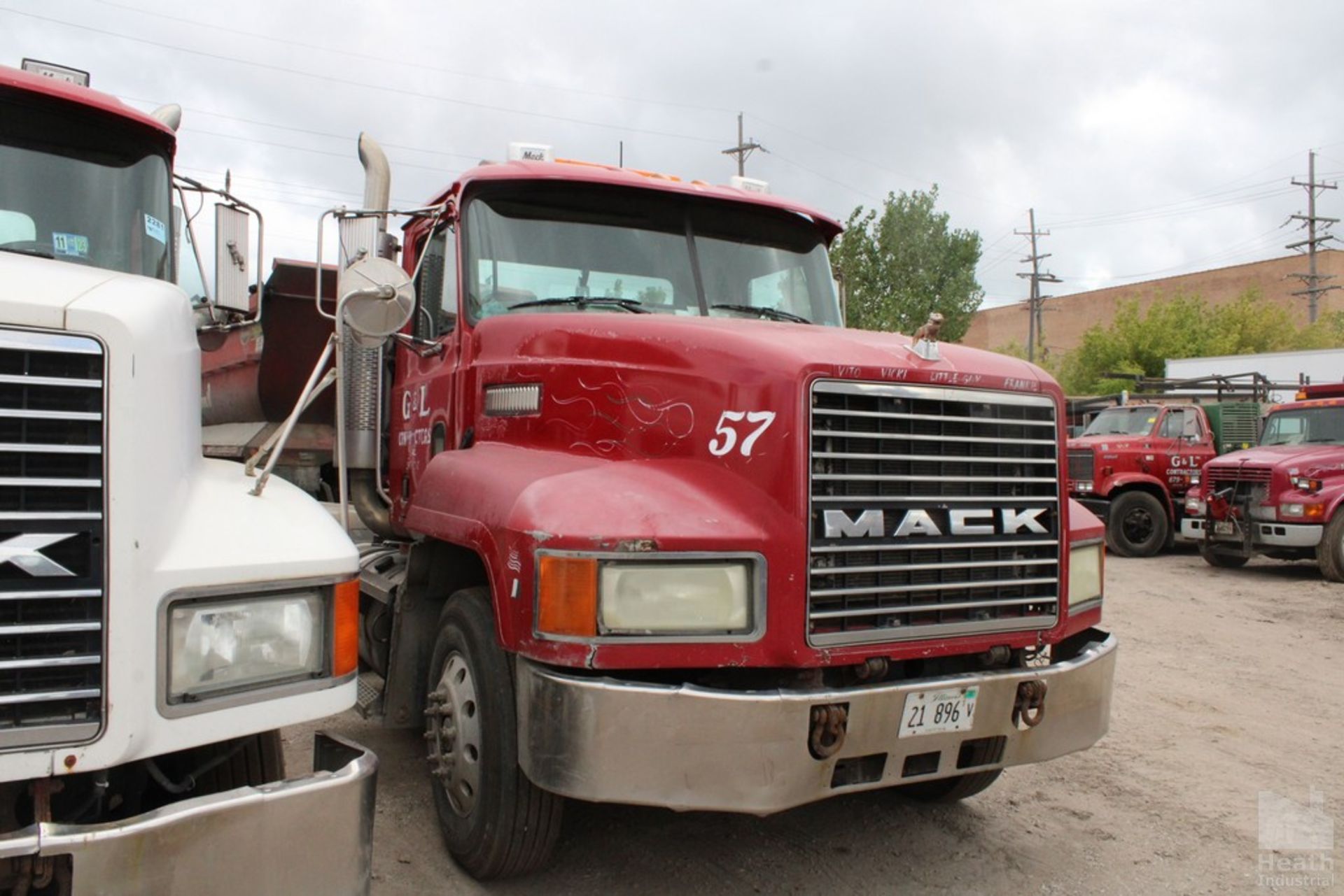 MACK CH613 T/A TRUCK TRACTOR VIN: 1M2AA18Y02W148646 (2002) UNIT #: 57, CAB BEHIND ENGINE, 6-CYLINDER - Image 2 of 8