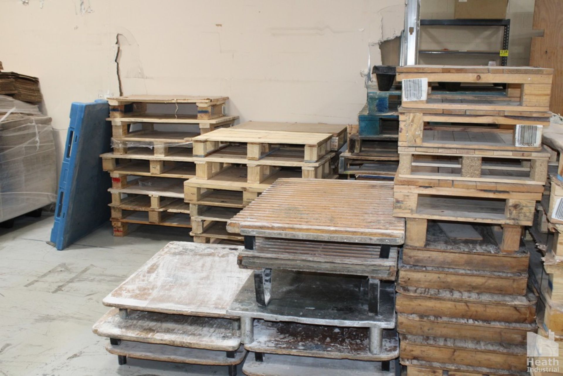 LARGE QTY ASSORTED PALLETS - Image 3 of 3