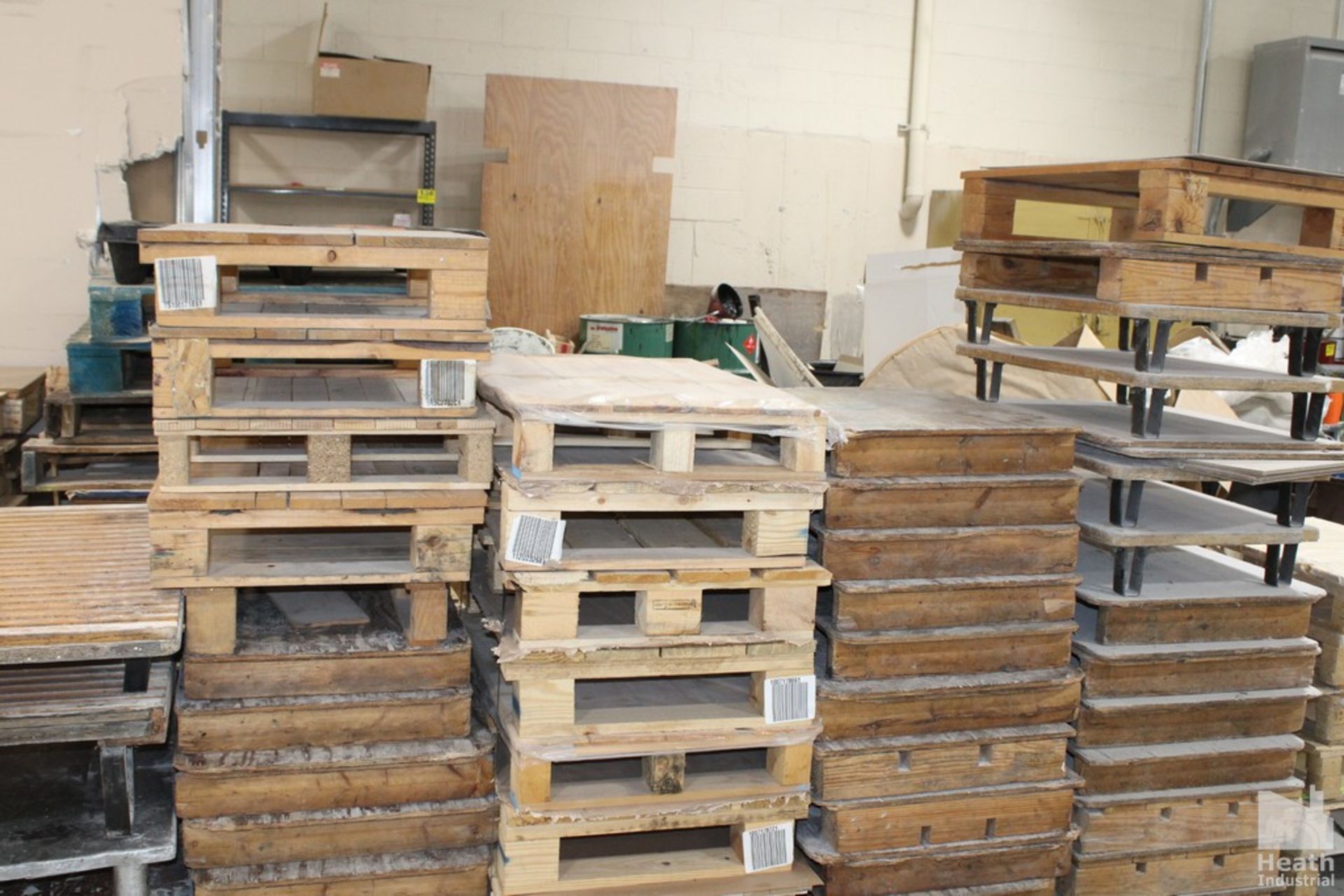 LARGE QTY ASSORTED PALLETS - Image 2 of 3