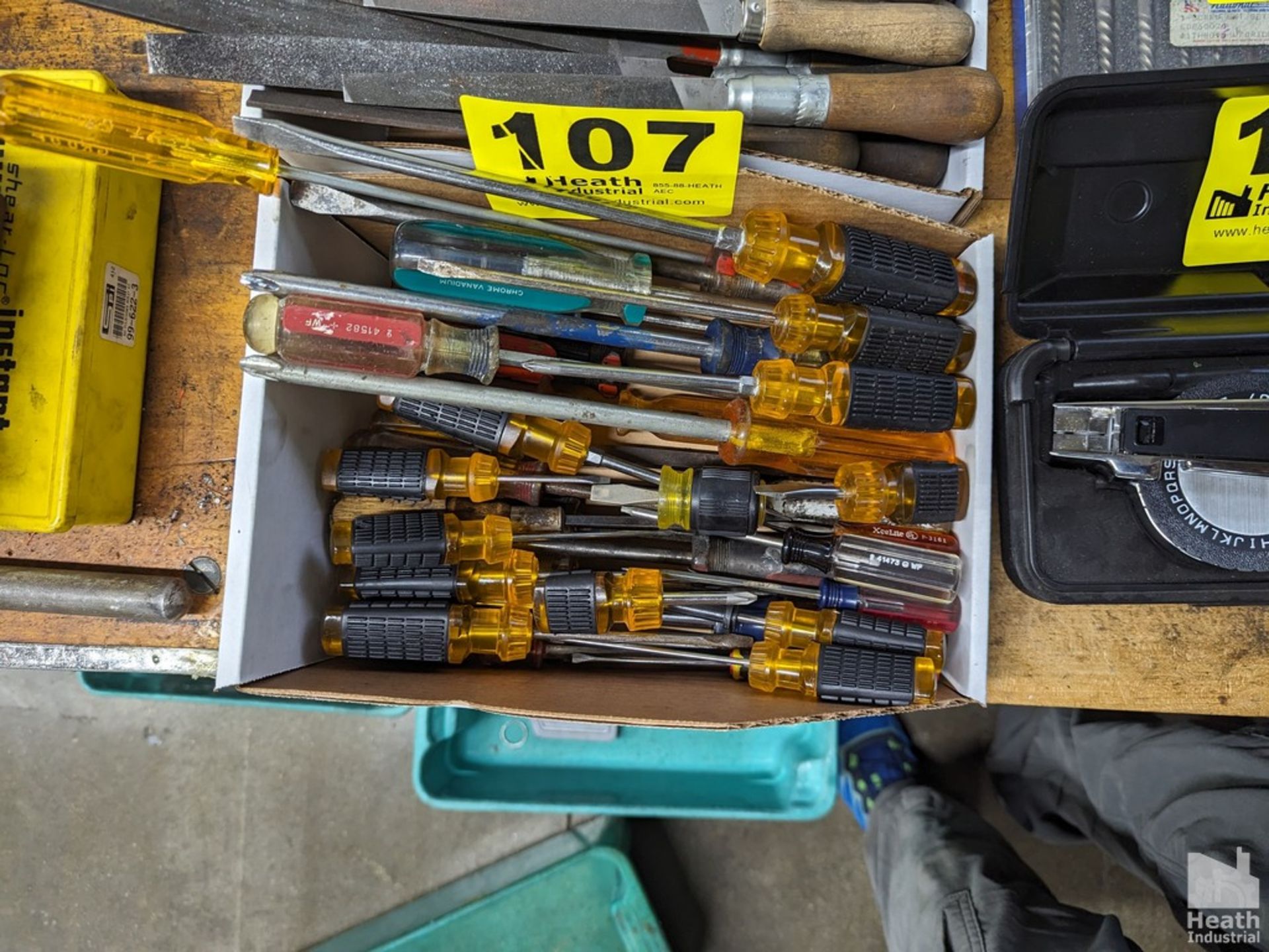 ASSORTED SCREWDRIVERS IN BOX