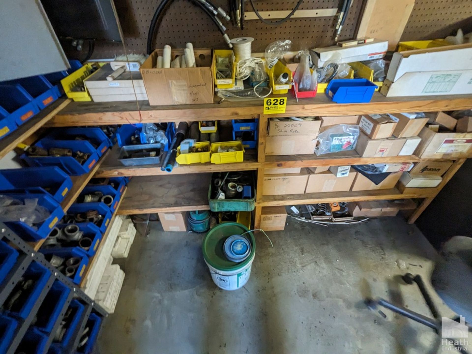 CONTENTS OF SHELVING UNIT: BRASS VALVES, FITTINGS, ETC.